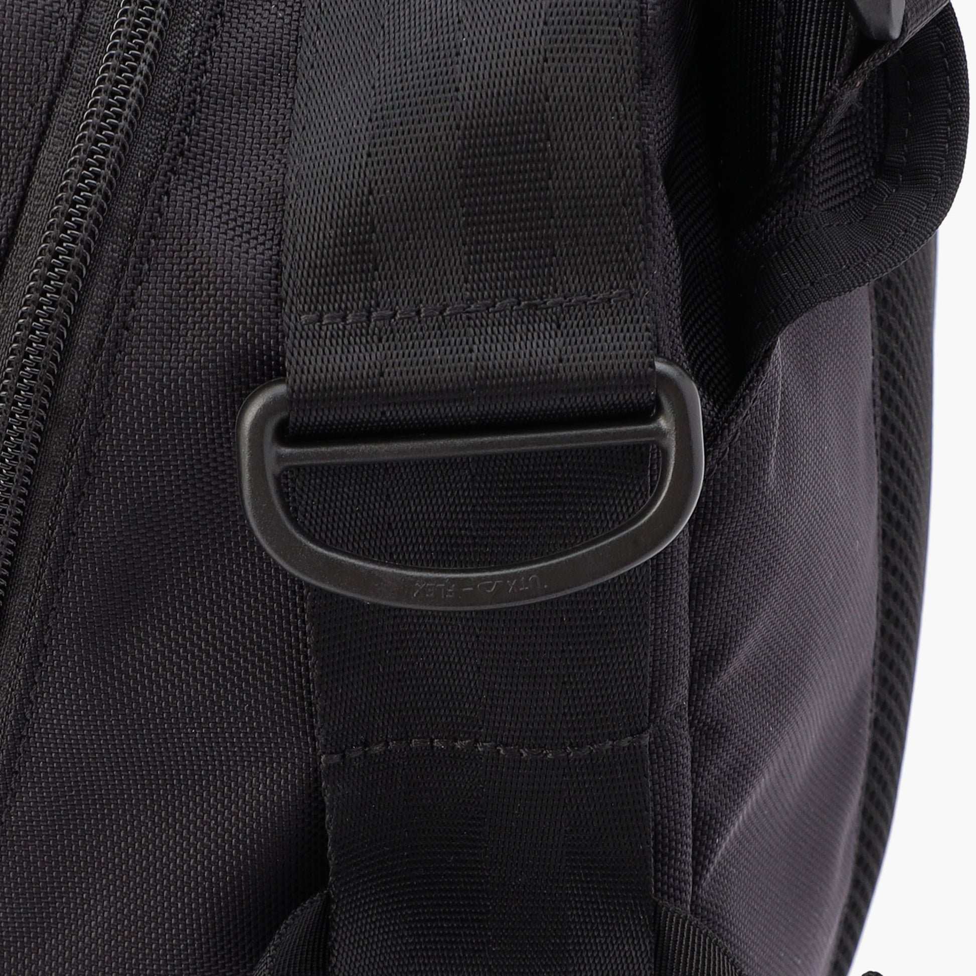 ランディングネットやフィッシンググリップなどを取り付けることができるDリング付き。また、各所にウェービングテープを配し、拡張性に優れる仕様に。