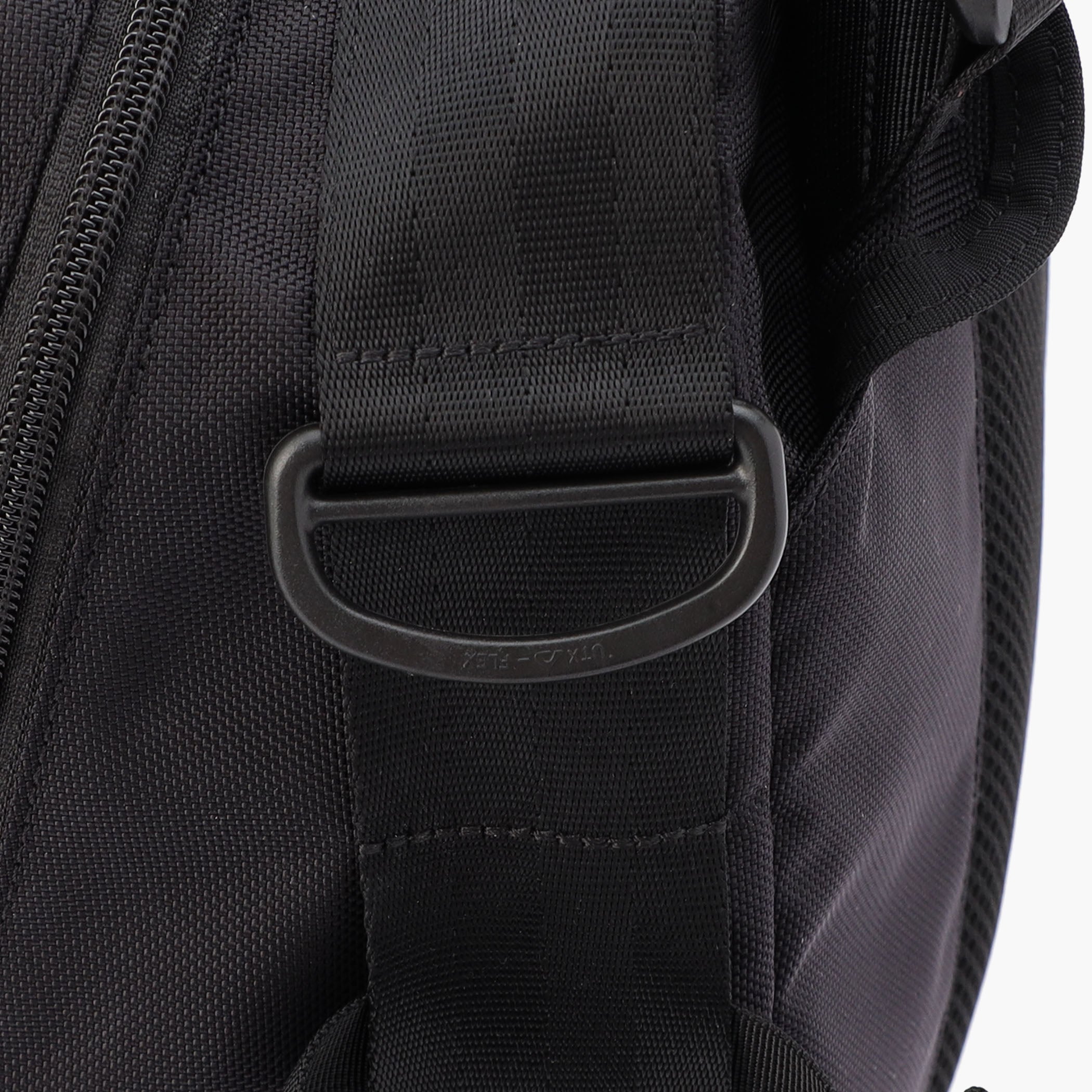 ランディングネットやフィッシンググリップなどを取り付けることができるDリング付き。また、各所にウェービングテープを配し、拡張性に優れる仕様に。