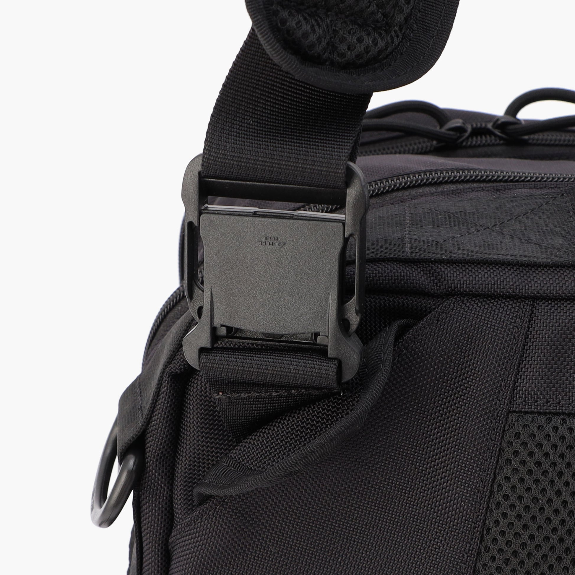 両方の利き手にも対応できるように、ショルダーストラップは左右どちらにも変更できるスイッチシステムを搭載。