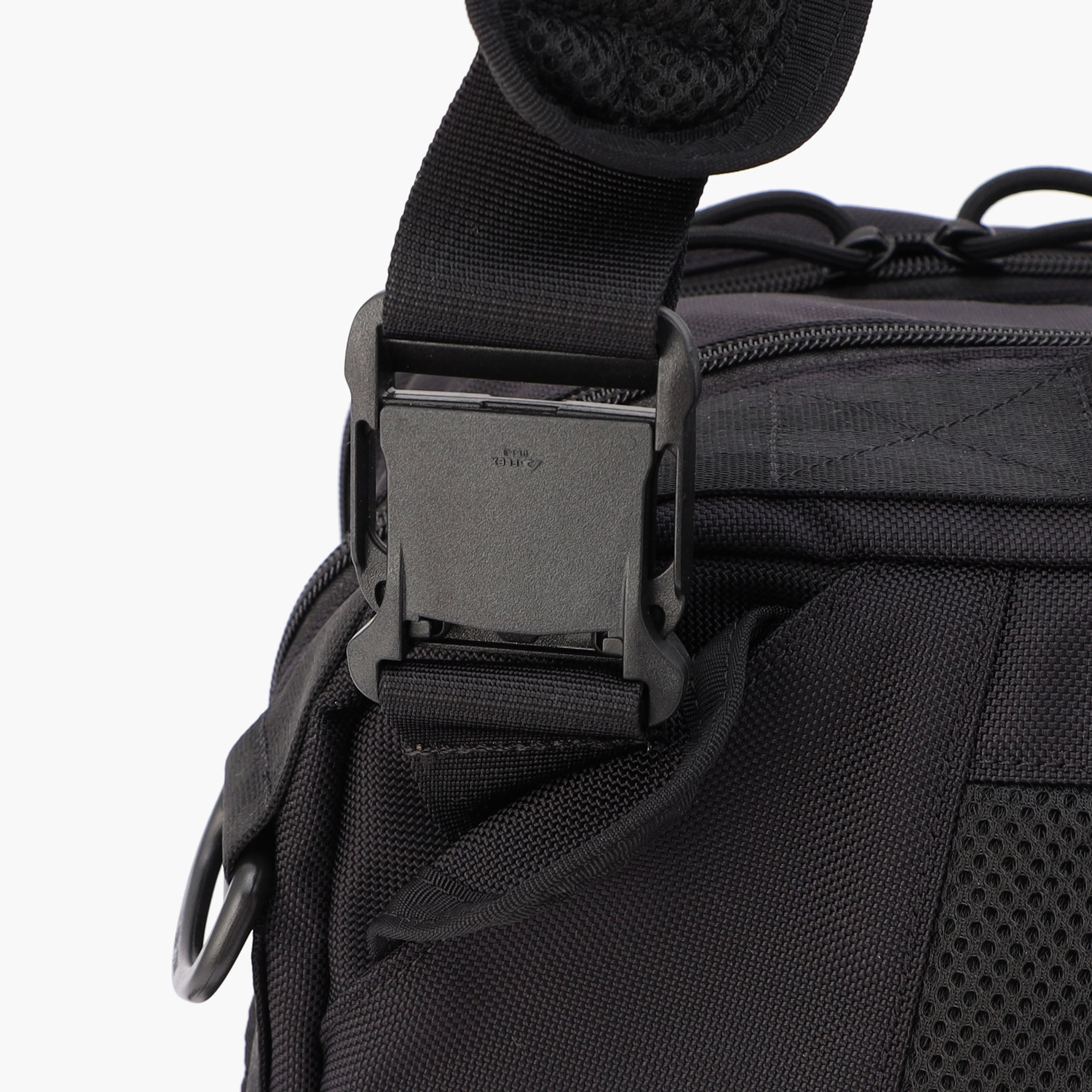 両方の利き手にも対応できるように、ショルダーストラップは左右どちらにも変更できるスイッチシステムを搭載。