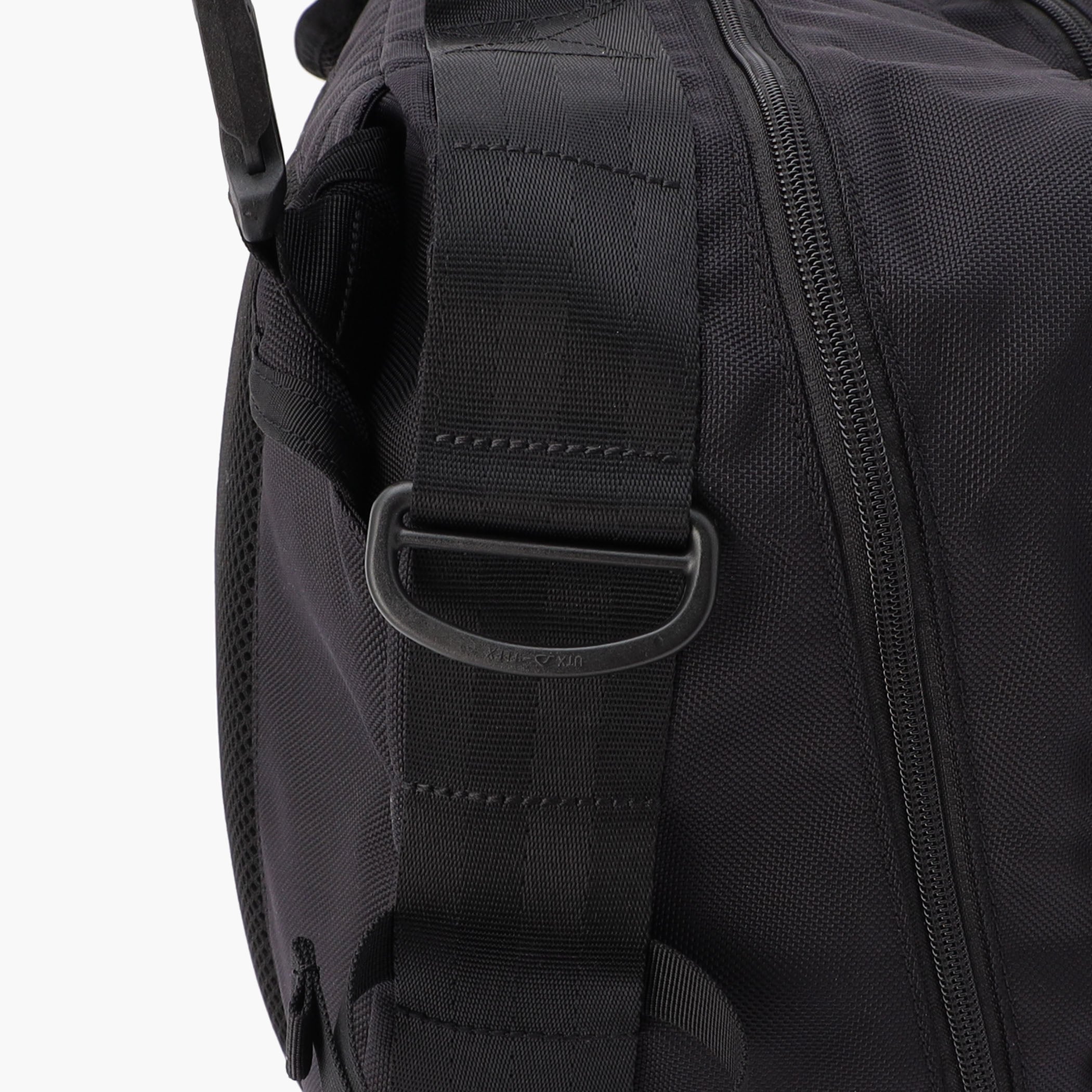 ランディングネットやフィッシンググリップなどを取り付けることができるDリング付き。また、各所にウェービングテープを配し、拡張性に優れる仕様に。