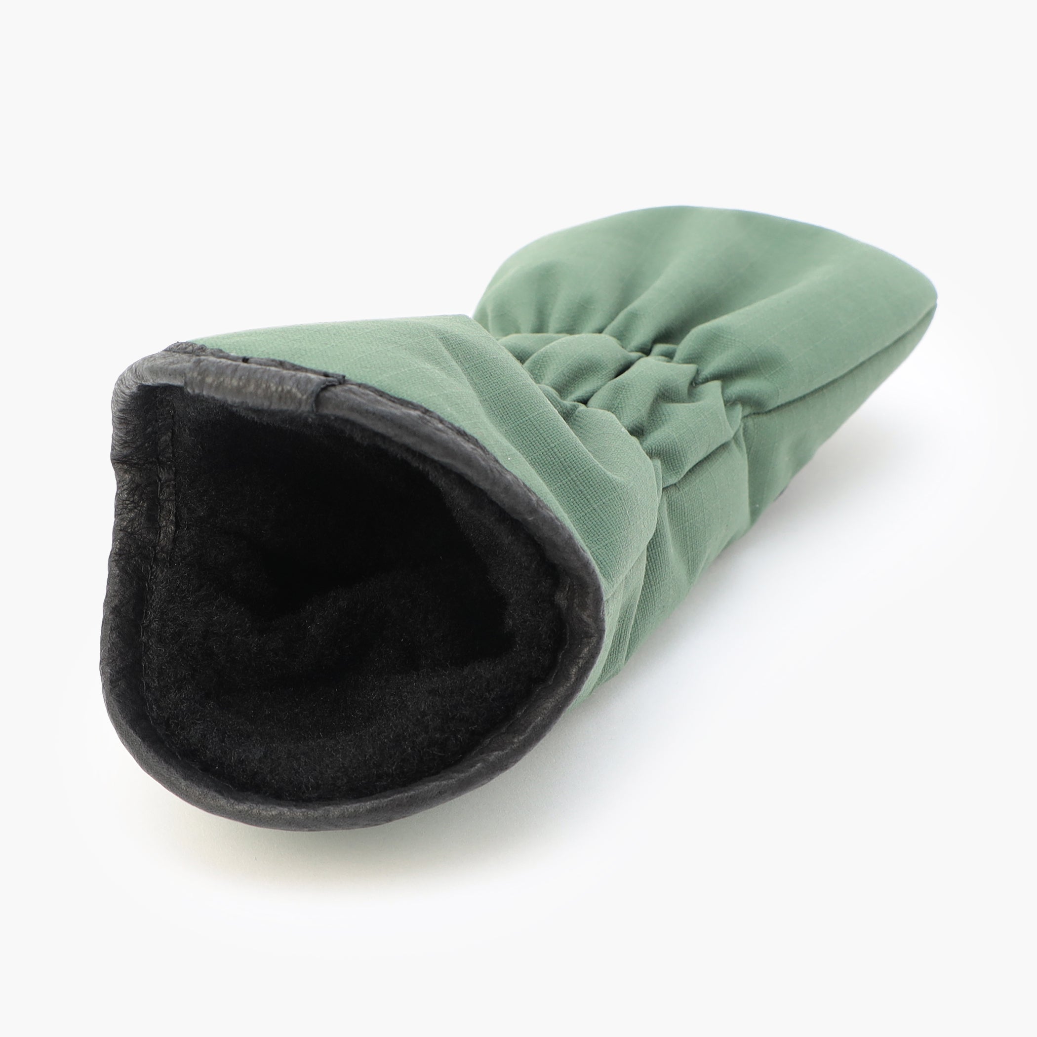 カバー内部にはボア素材を用いることで、クッション性を高め、クラブに傷がつきにくい構造に。