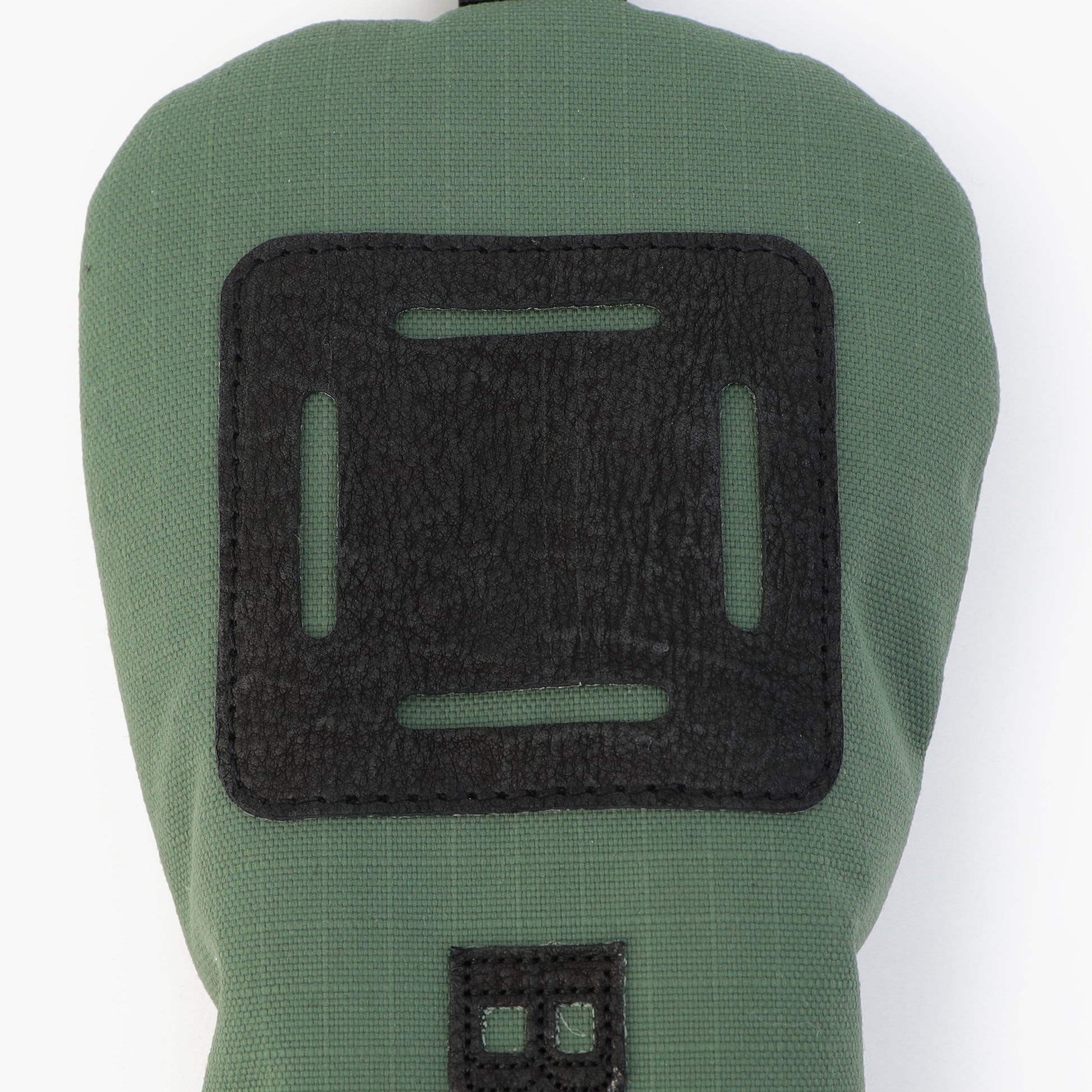 アクセントとして各所に配したレザーパッチには、ECCO LEATHER社製のレザーにDYNEEMA（R）を重ねたハイブリットレザーを使用。