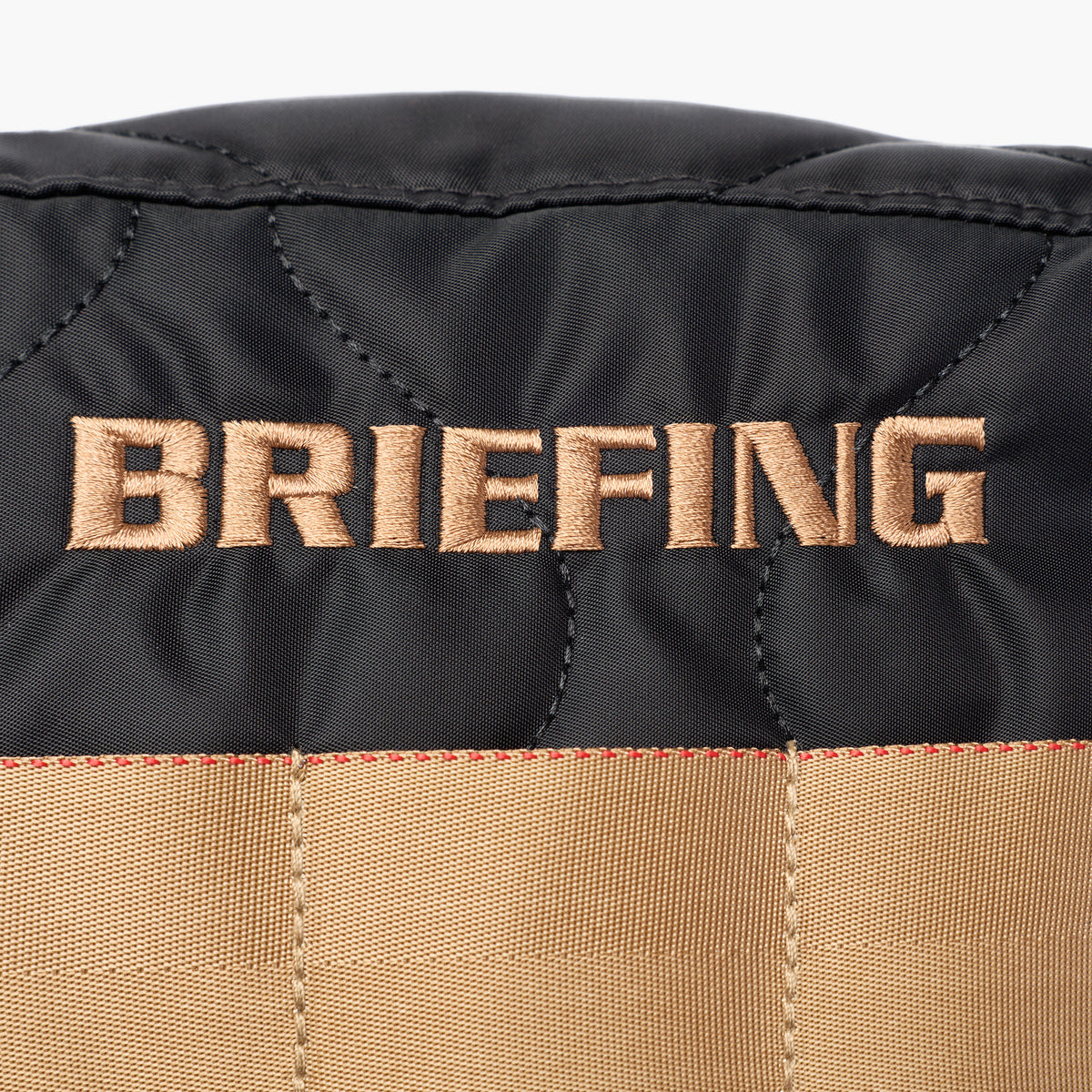 ロゴ表現、ウェビングテープなどにテーマカラーのコヨーテを採用。BRIEFINGらしいミリタリーのエッセンスをプラス。