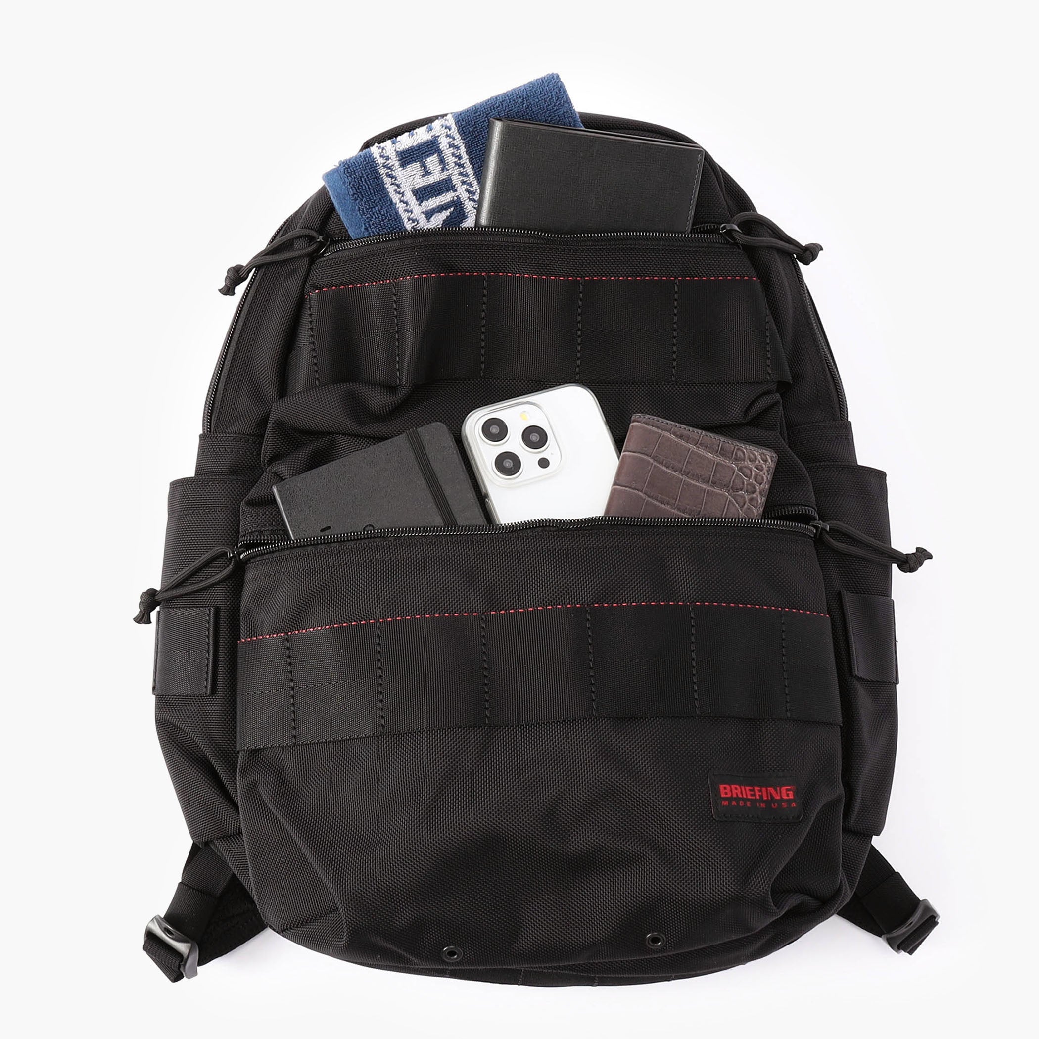 フロントポケットは、頻繁に出し入れするアイテムの収納に便利。上下に分かれているので仕分けできるだけでなく、マチを設けているので収納力も抜群です。