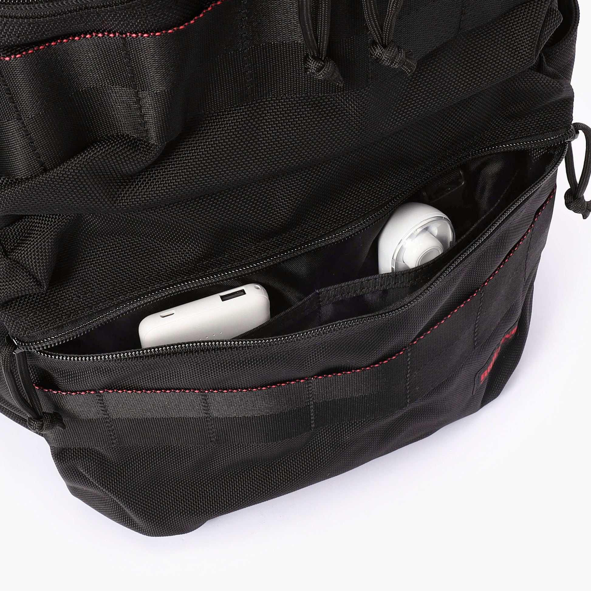 下側フロントポケットの内部には、さらにポケットを完備。