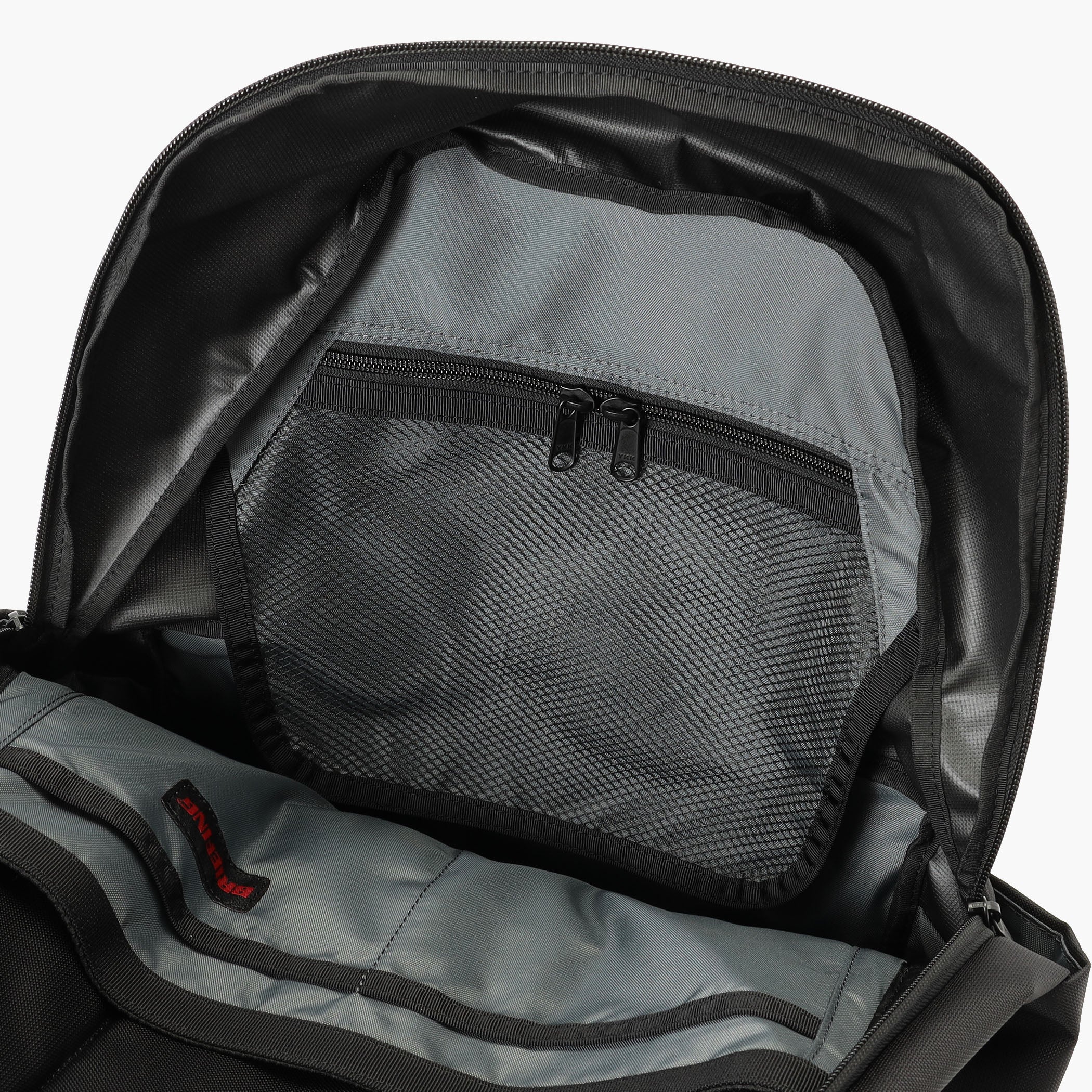 視認性に優れるメッシュポケットを完備。PCの近くに、周辺機器を収納する際にも便利です。