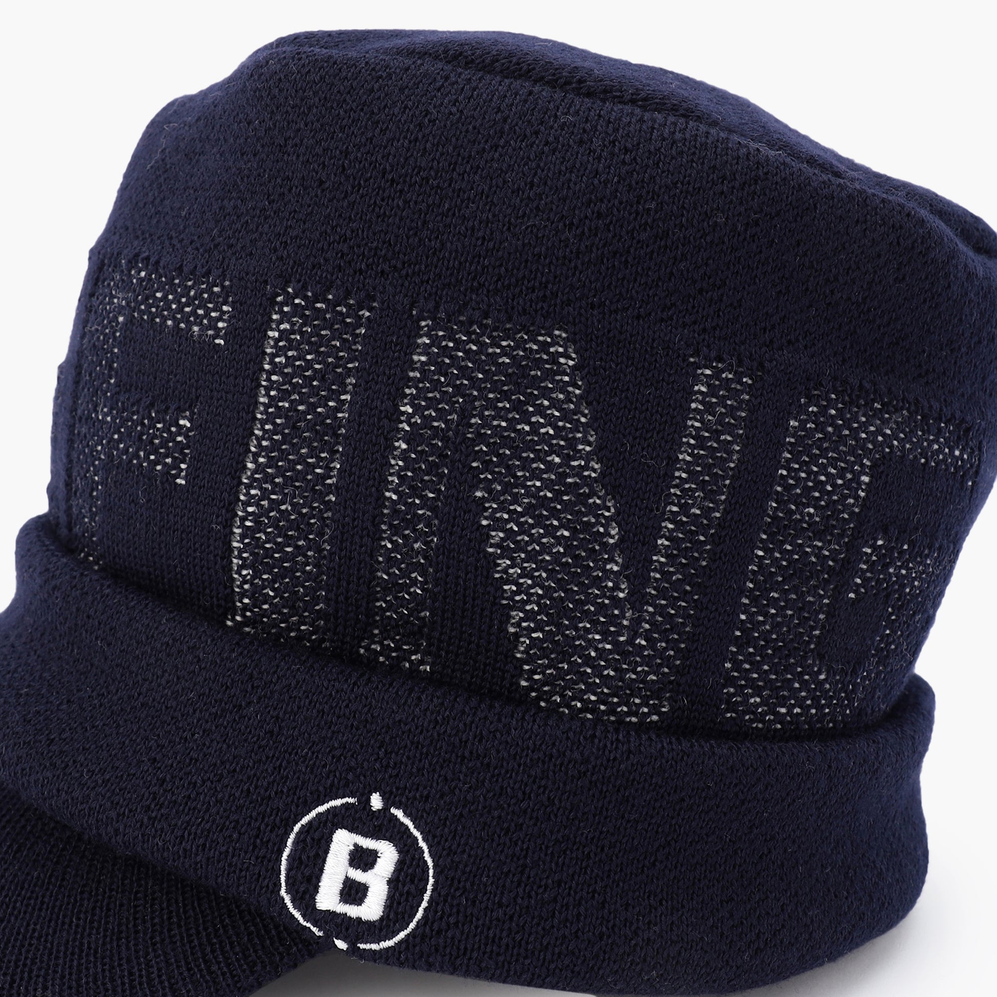 フロントに配したBRIEFINGロゴが存在感ある仕上がり。ロゴは配色で大胆に配置しながらも、ロゴの一部をあえて隠すようなデザインにし、派手すぎない印象に仕立てている。