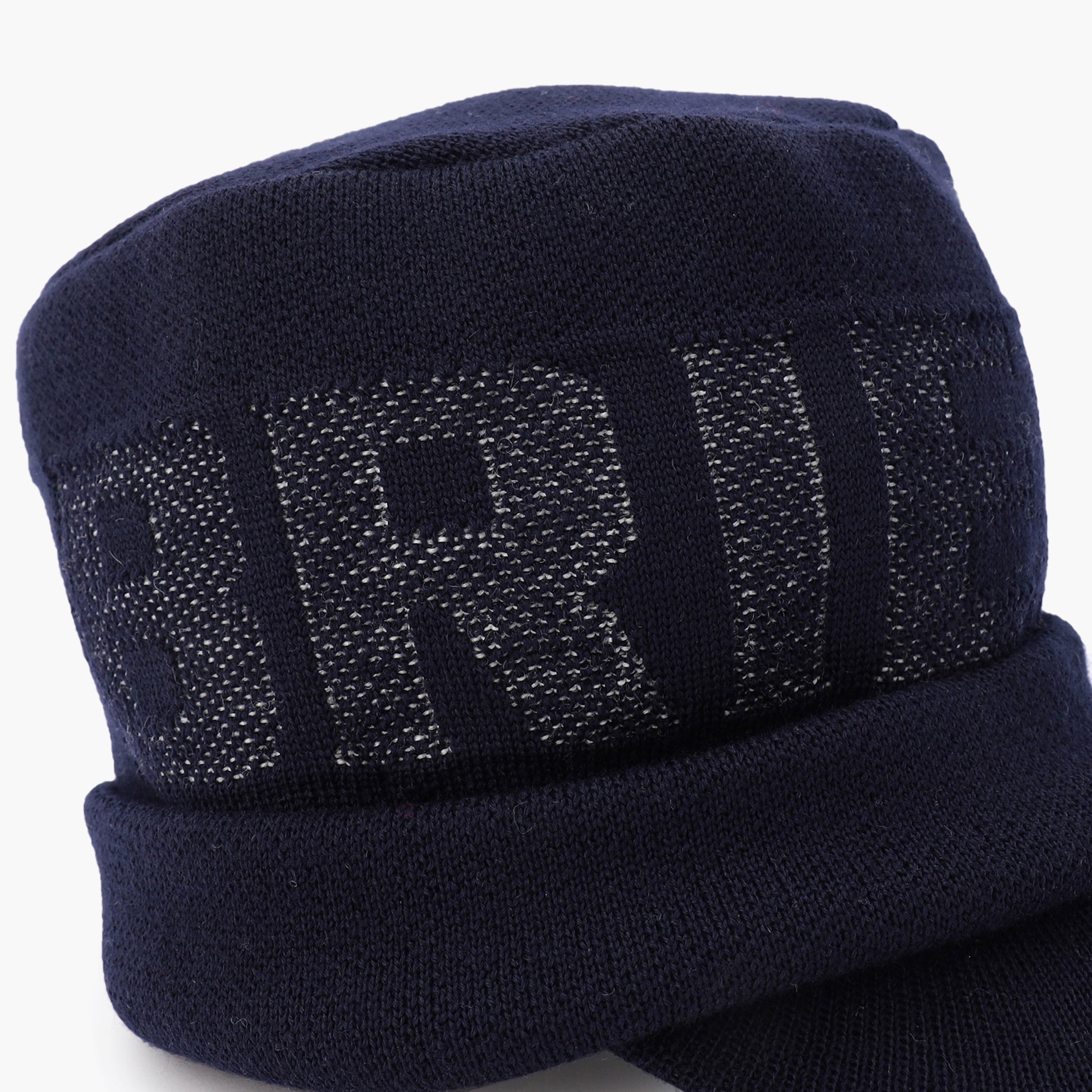 フロントに配したBRIEFINGロゴが存在感ある仕上がり。ロゴは配色で大胆に配置しながらも、ロゴの一部をあえて隠すようなデザインにし、派手すぎない印象に仕立てている。