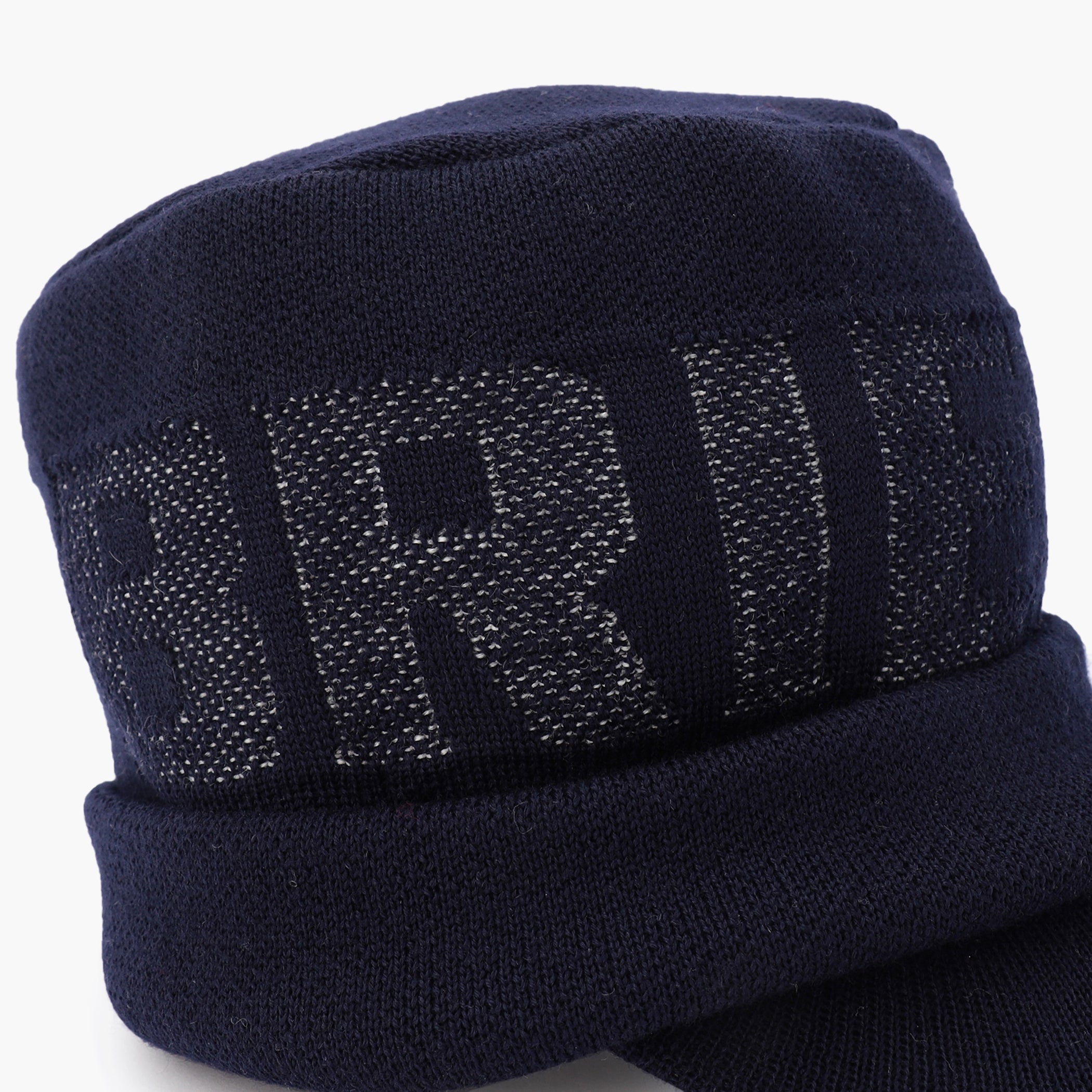 フロントに配したBRIEFINGロゴが存在感ある仕上がり。ロゴは配色で大胆に配置しながらも、ロゴの一部をあえて隠すようなデザインにし、派手すぎない印象に仕立てている。