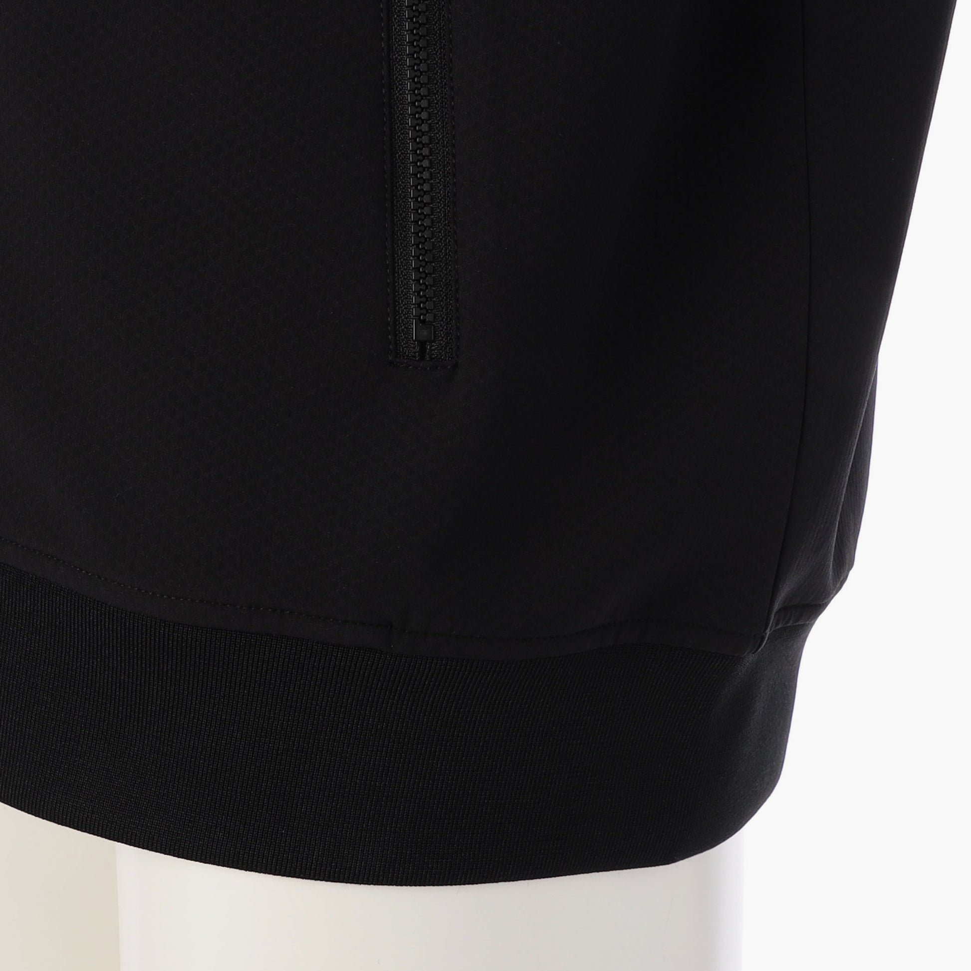 袖や裾はリブ仕上げとすることで、衣服内部に冷たい風が入るのを防ぎます。