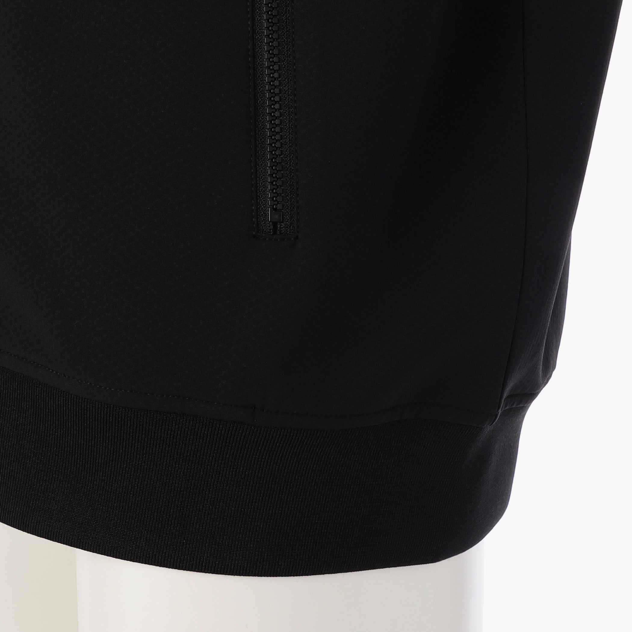 袖や裾はリブ仕上げとすることで、衣服内部に冷たい風が入るのを防ぎます。