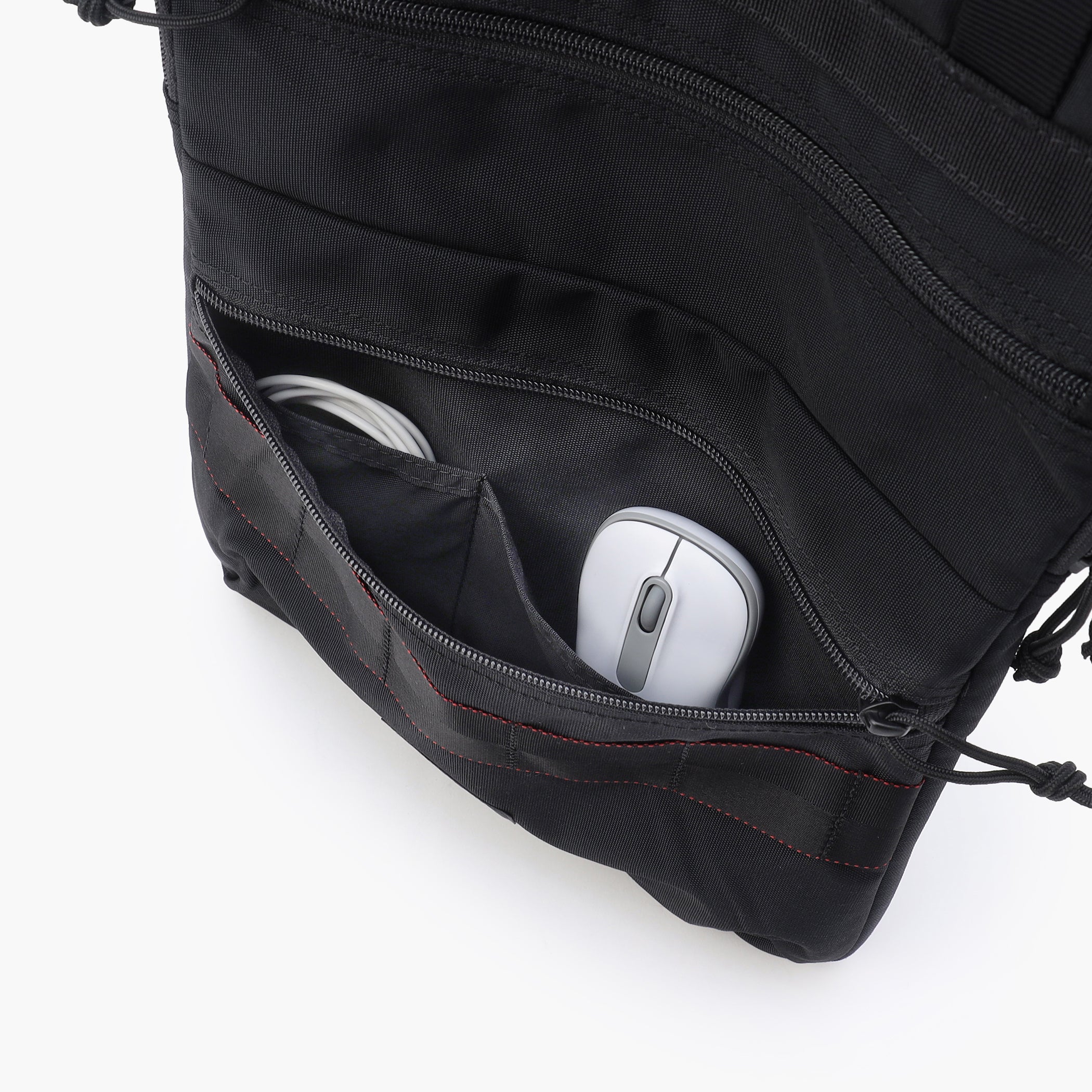 フロントポケットはPC周辺機器やノートなど関連するアイテムを収納するのに便利です。