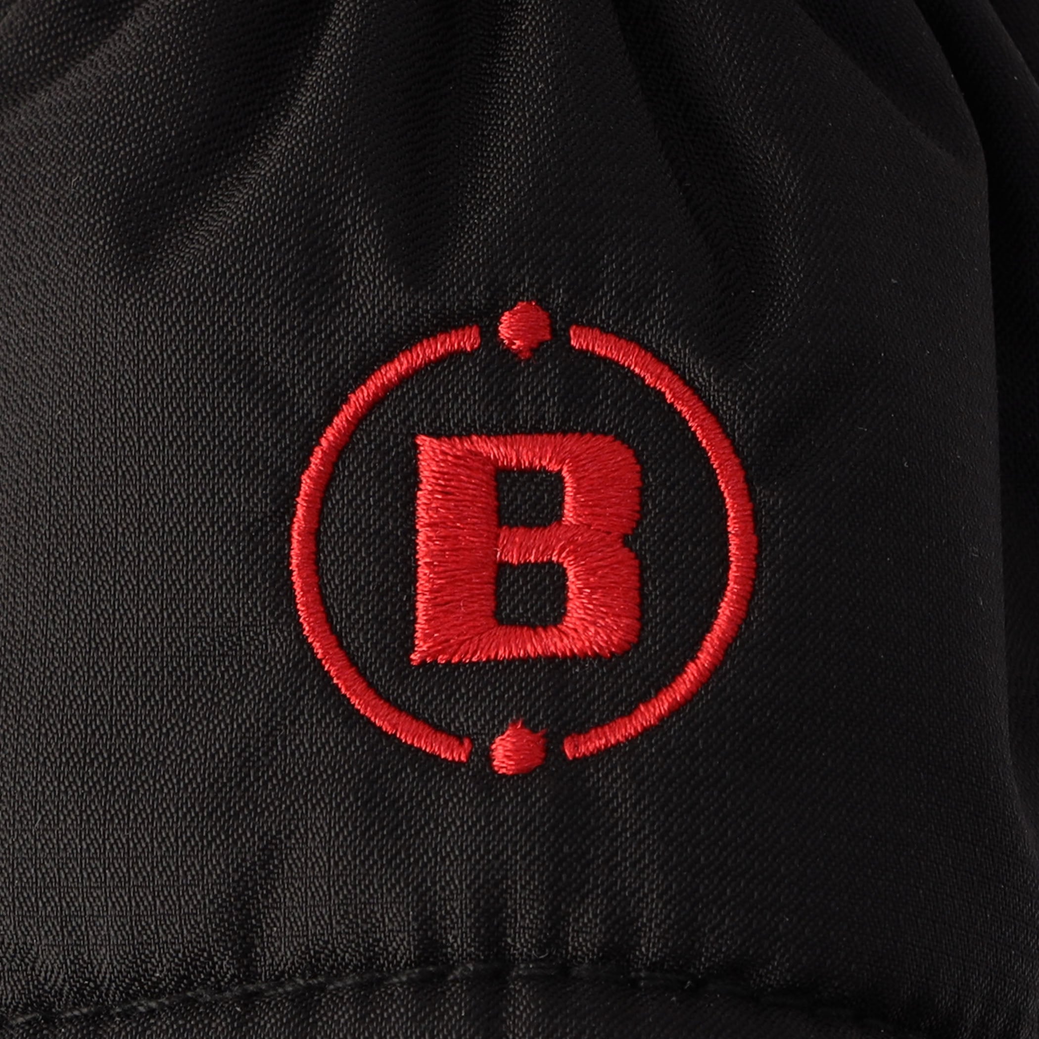 各所に刺繍で配したロゴがさりげないアクセントに。