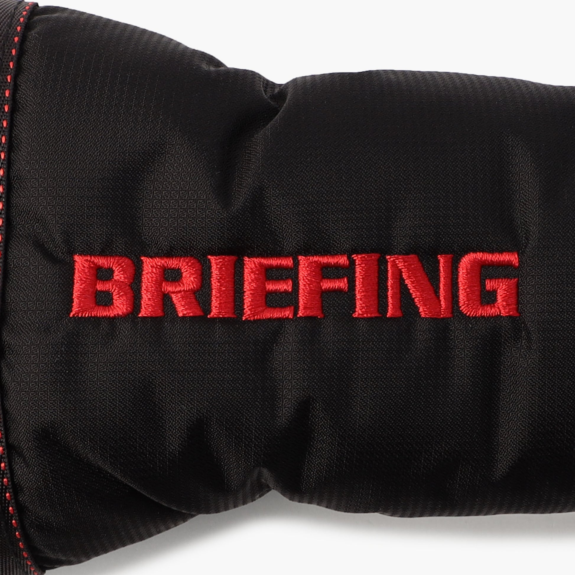 100デニールのコーデュラナイロンをドビー織機にてマイクロリップに織り上げた、BRIEFING GOLFオリジナルの素材をメインに使用。