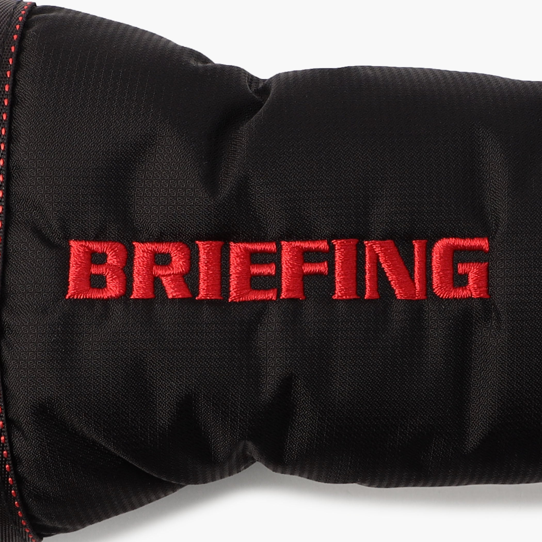 100デニールのコーデュラナイロンをドビー織機にてマイクロリップに織り上げた、BRIEFING GOLFオリジナルの素材をメインに使用。