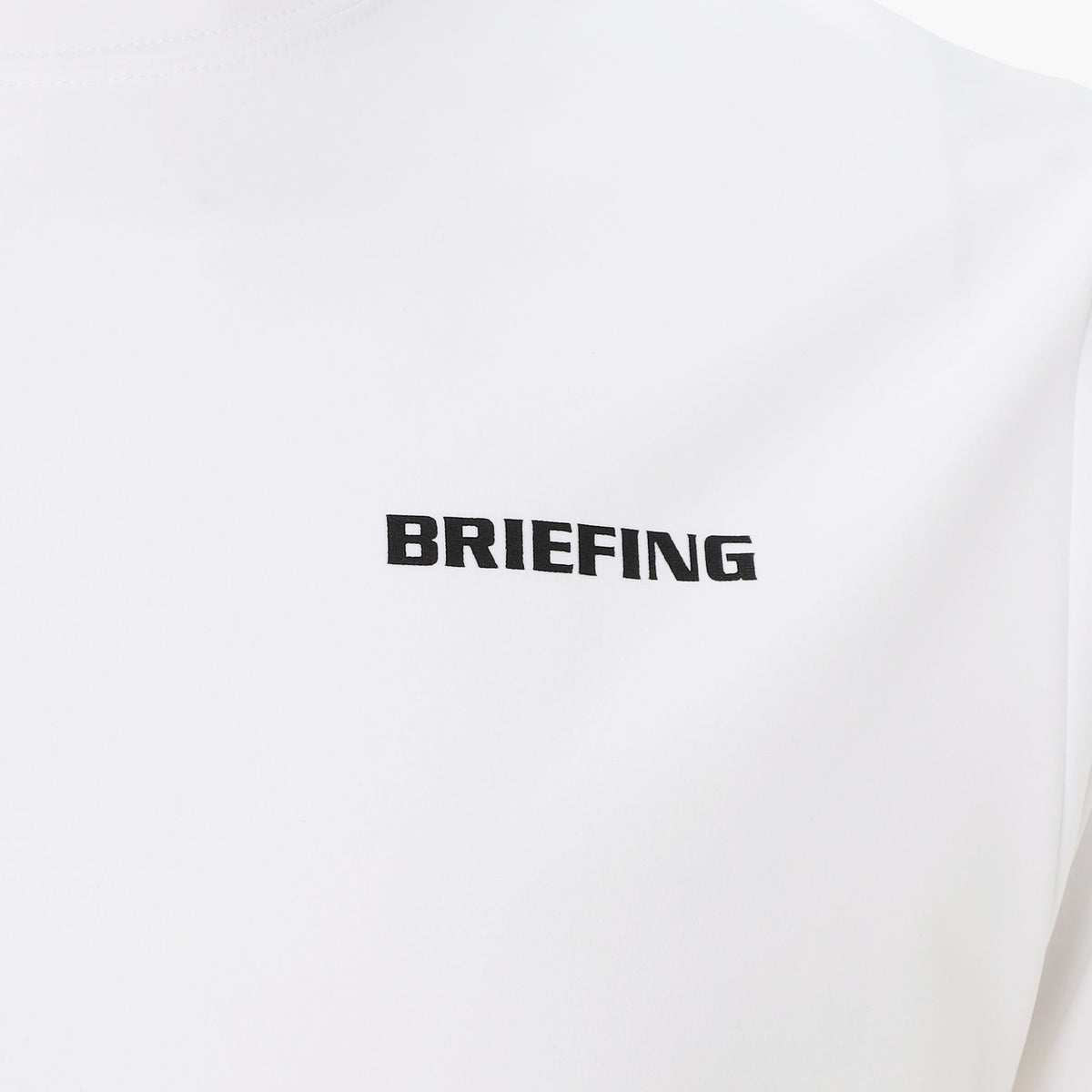 胸元にはBRIEFINGロゴをさりげなく配置。