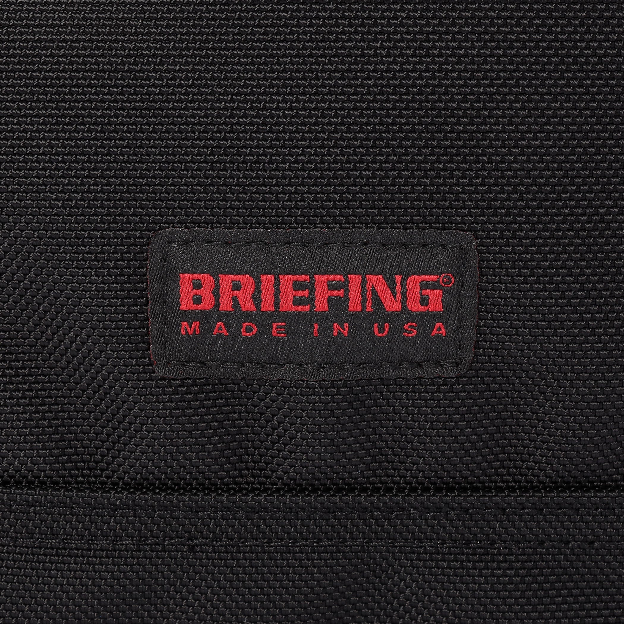 BRIEFINGが使用しているマテリアルの中で最もヘビーな、強度や耐久性、耐摩耗性に優れた「バリスティックナイロン」を使用。