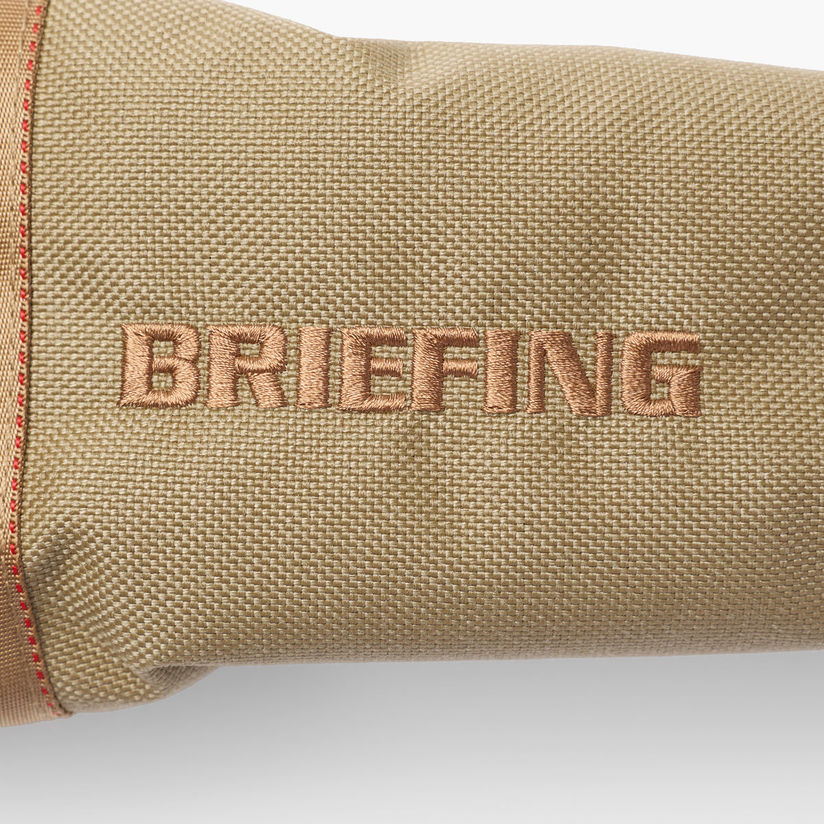 ロゴ表現、ウェビングテープ、内部のボアや番手タグにテーマカラーのコヨーテを採用。BRIEFINGらしいミリタリーのエッセンスをプラス。