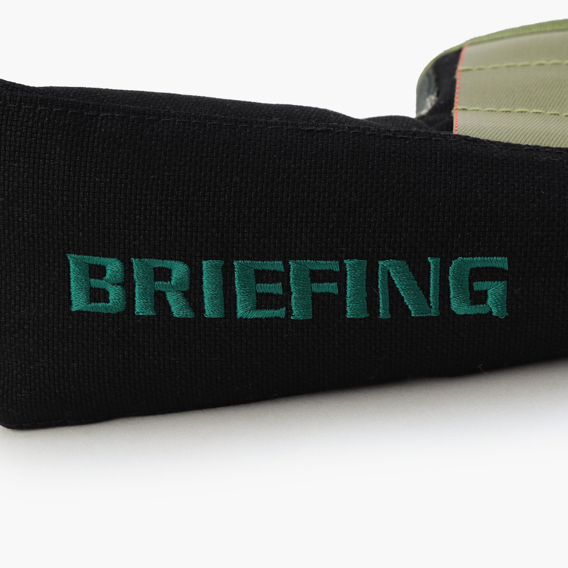 各所にBマークロゴや、BRIEFINGロゴを刺繍で配し、さりげないアクセントに。
