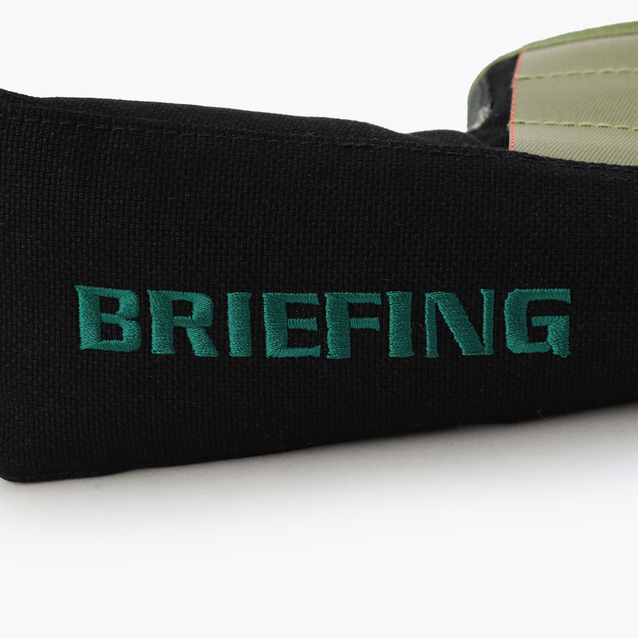 各所にBマークロゴや、BRIEFINGロゴを刺繍で配し、さりげないアクセントに。