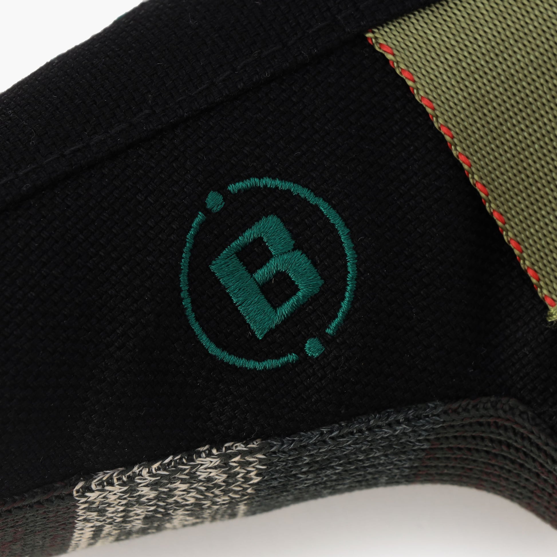 各所にBマークロゴや、BRIEFINGロゴを刺繍で配し、さりげないアクセントに。