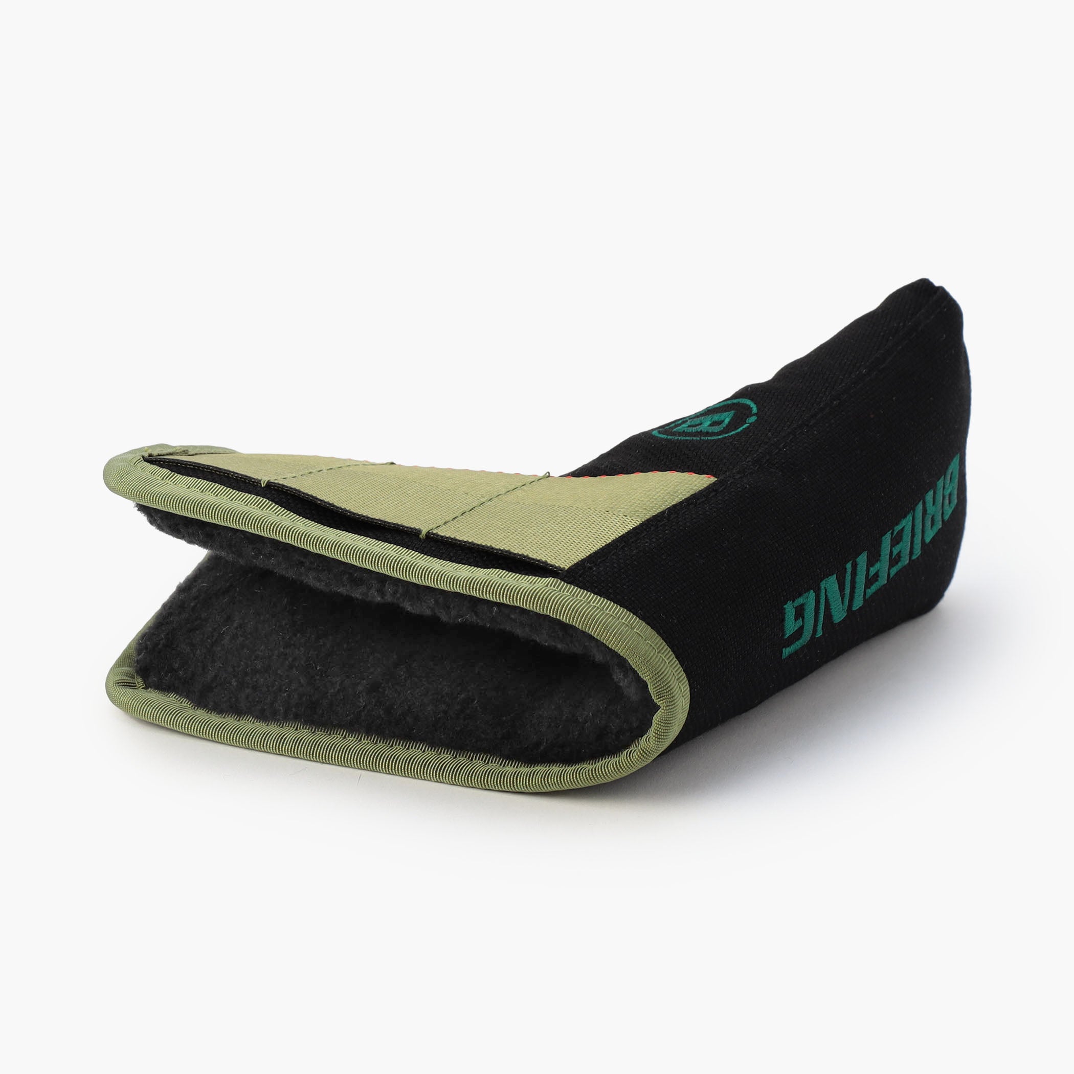 内側はクッション性があるので、パターに傷がつきにくい構造です。