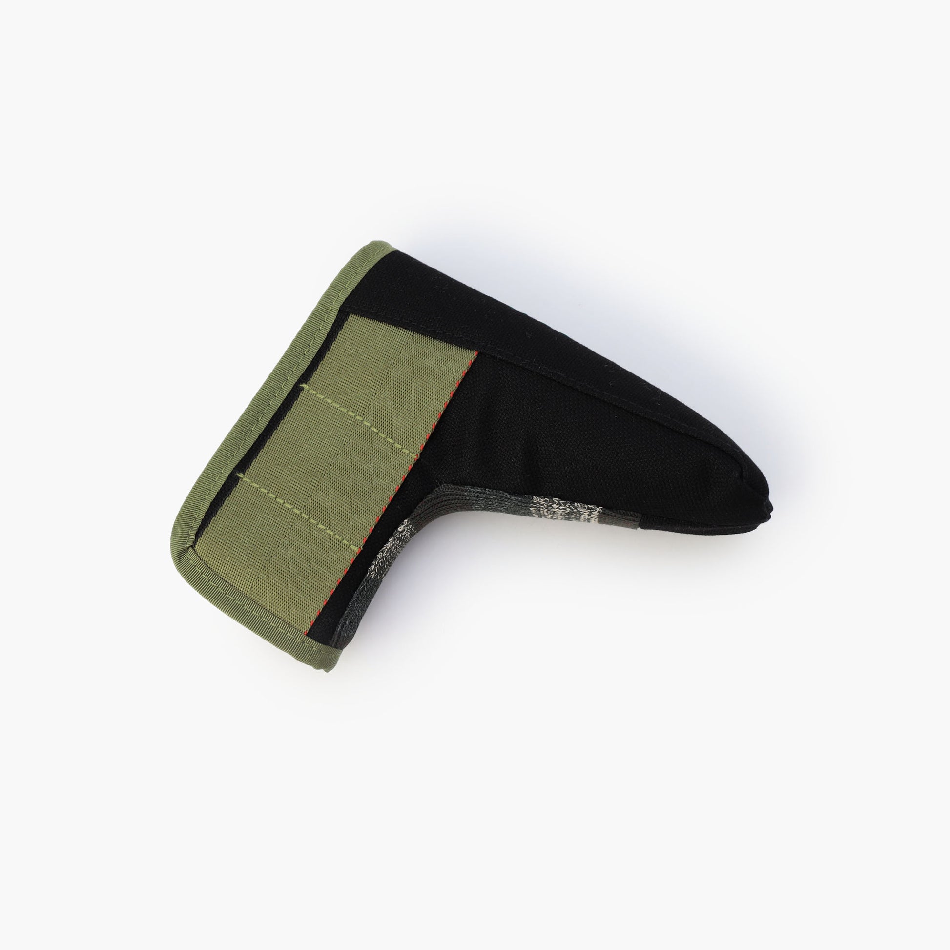 一部ディテールにメランジカラーのボーダー柄リブニットの切り替えを採用。デザインアクセントとしてはもちろん、着脱のしやすさにも配慮しました。