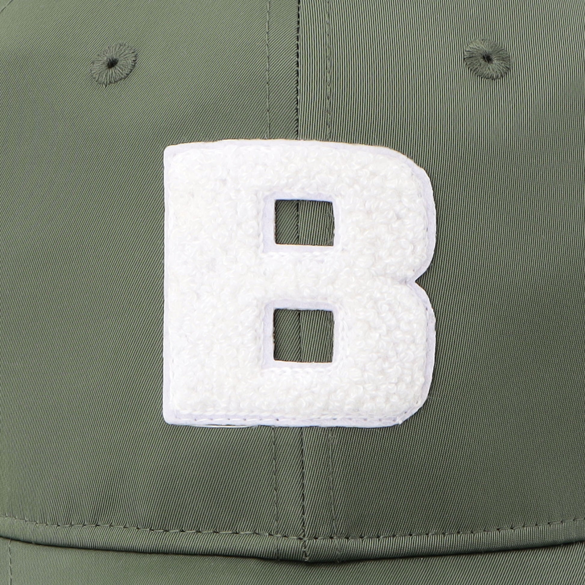 メイン素材にはわずかに光沢を帯びたツイル織のファブリックを採用し、品の良さをプラス。