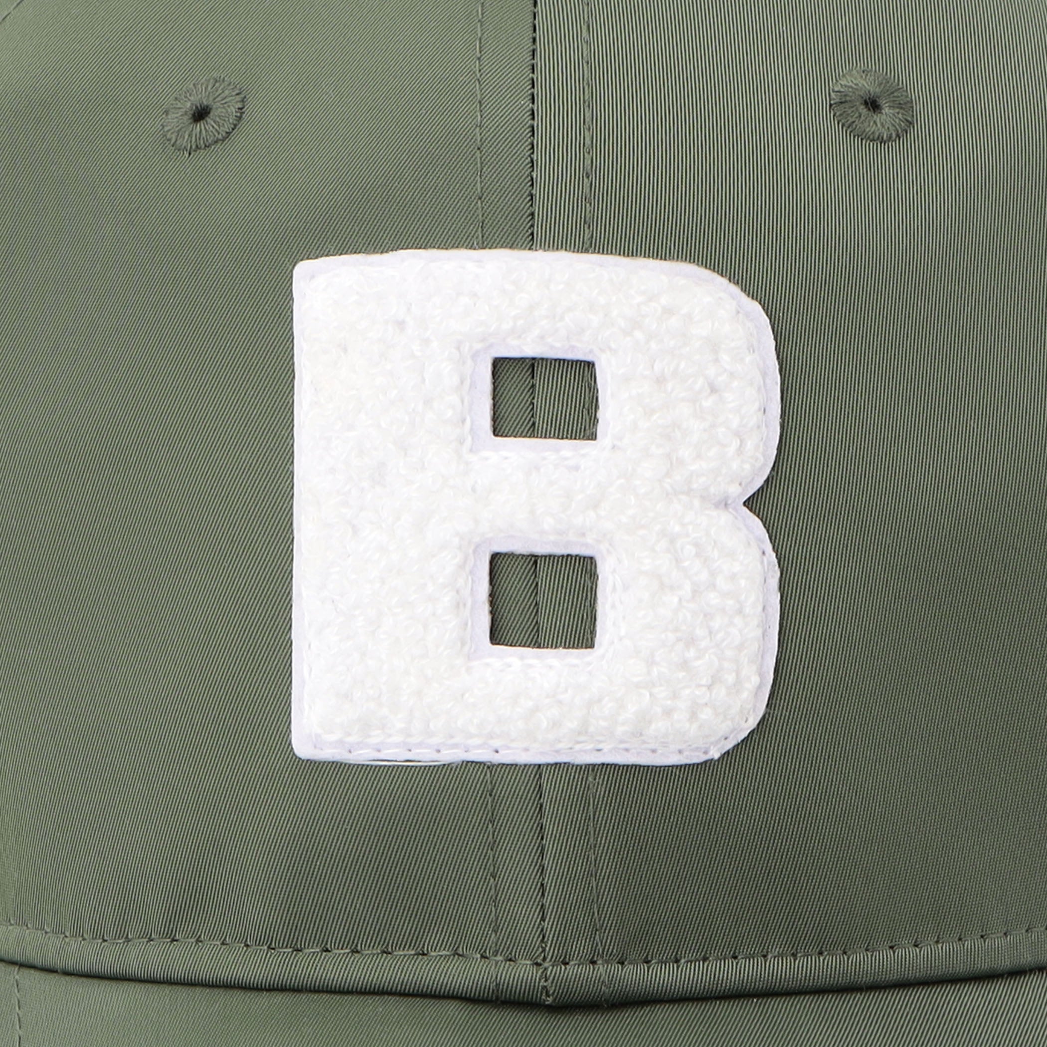 メイン素材にはわずかに光沢を帯びたツイル織のファブリックを採用し、品の良さをプラス。