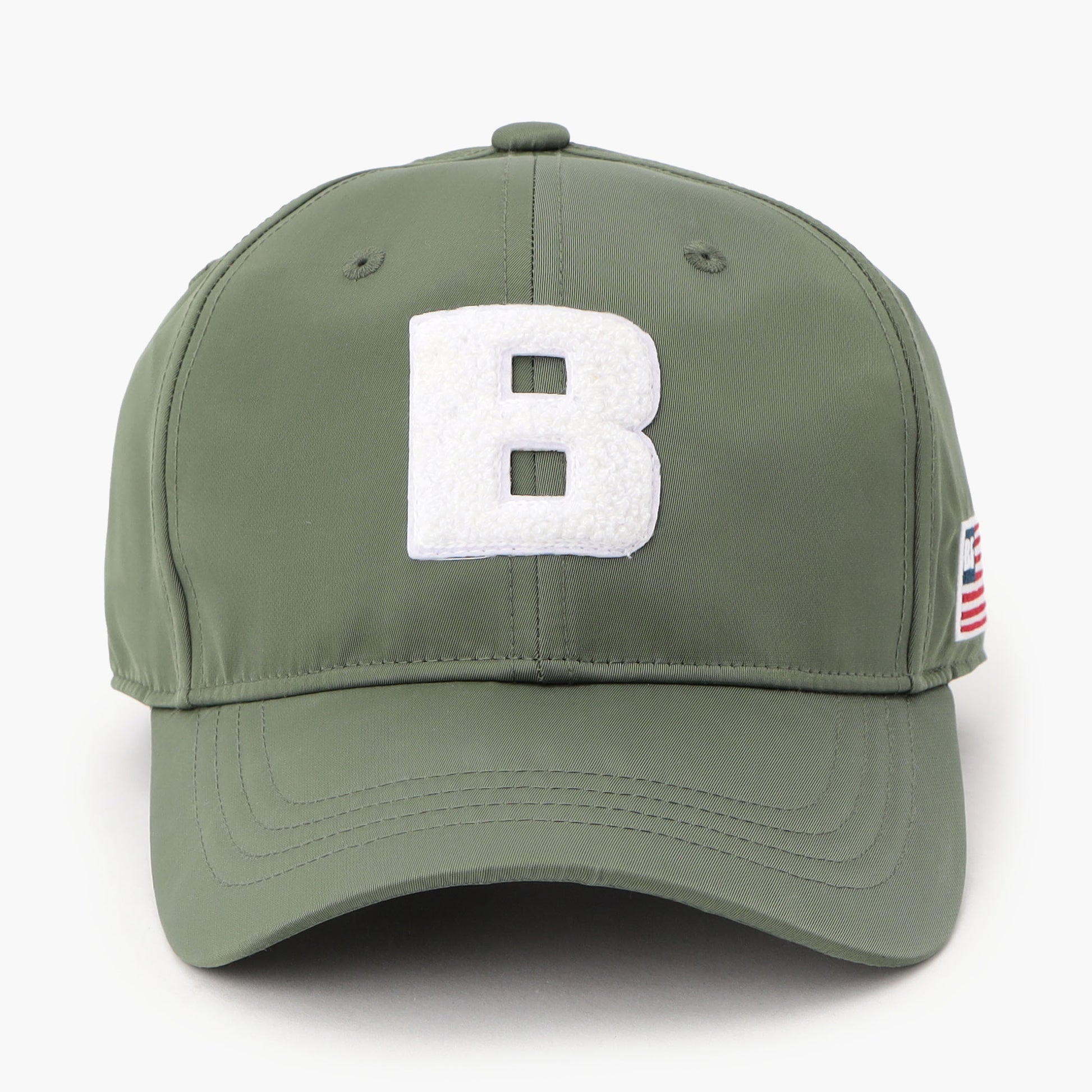 フロントには大胆にBのロゴワッペンを配置。スタジャンなどに用いられるようなシュニール織のワッペンは立体的で存在感を発揮。