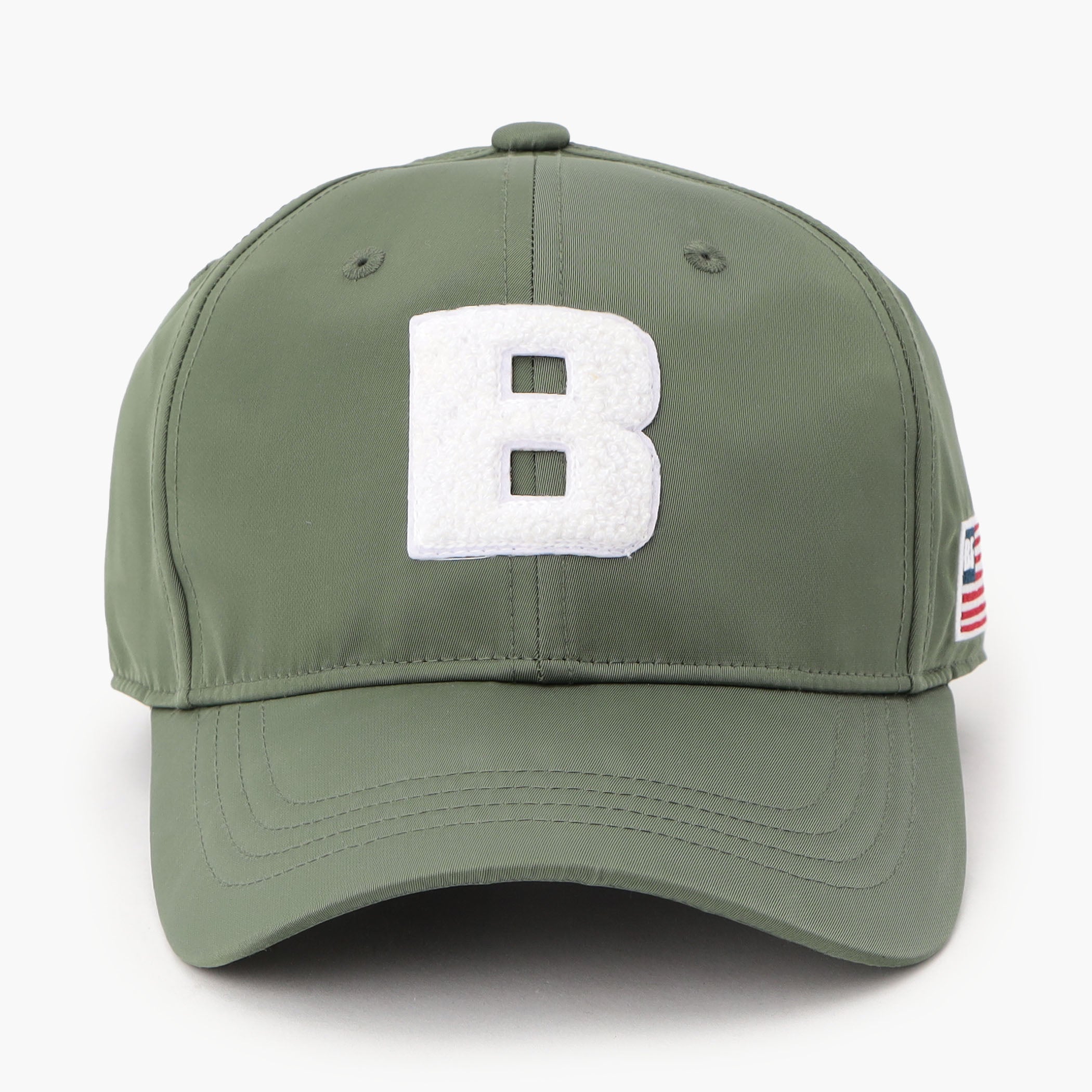 フロントには大胆にBのロゴワッペンを配置。スタジャンなどに用いられるようなシュニール織のワッペンは立体的で存在感を発揮。