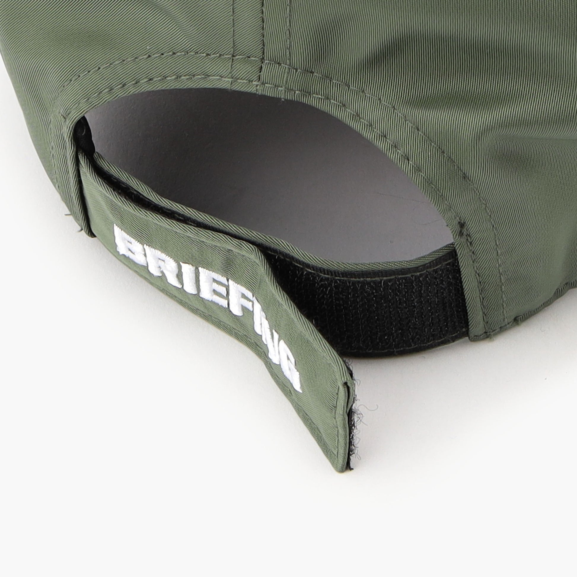 容易なサイズ調節を可能とする、ベルクロ仕様のアジャスター。