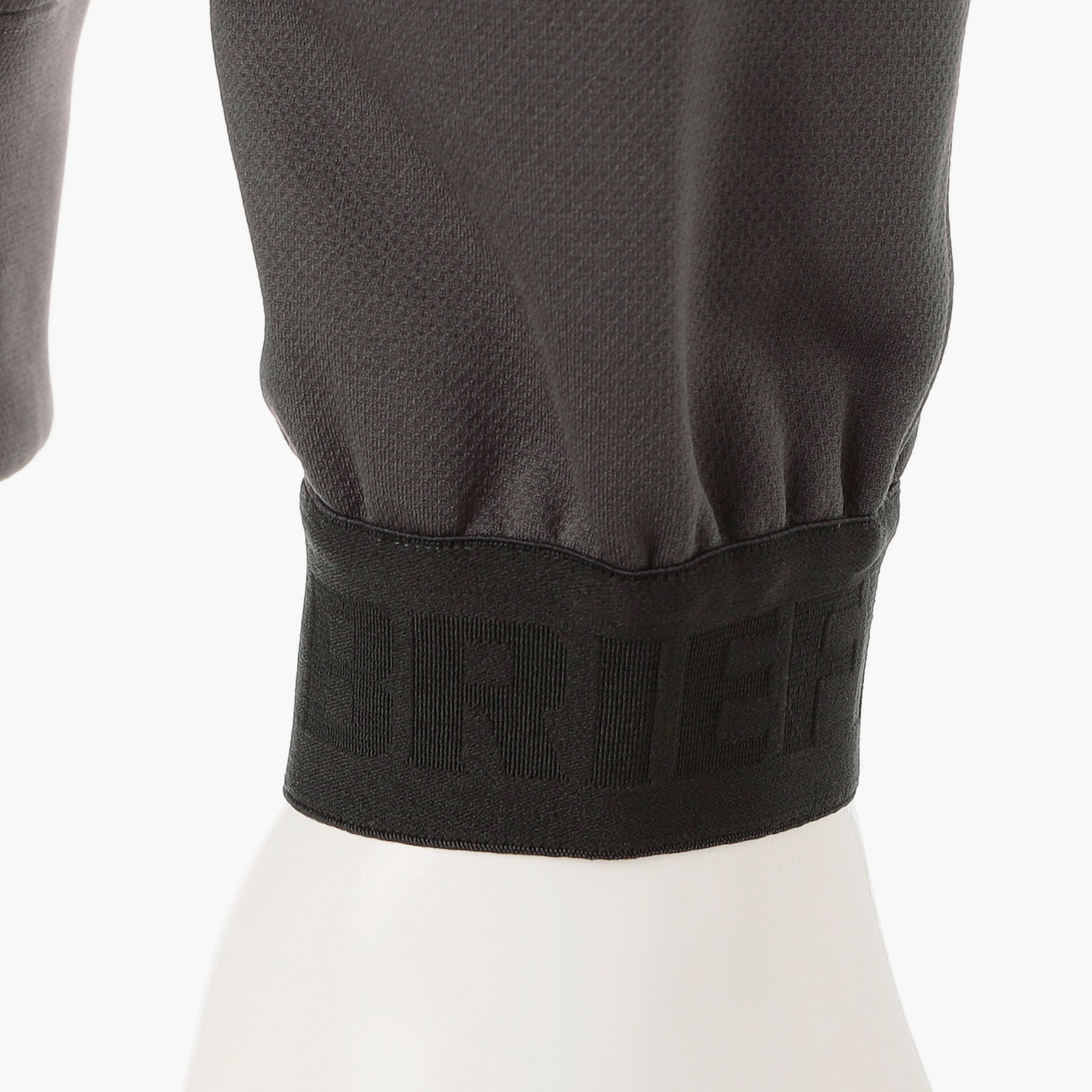 袖リブはBIREIFNGロゴのジャカードをあしらったゴムバンドを使用。