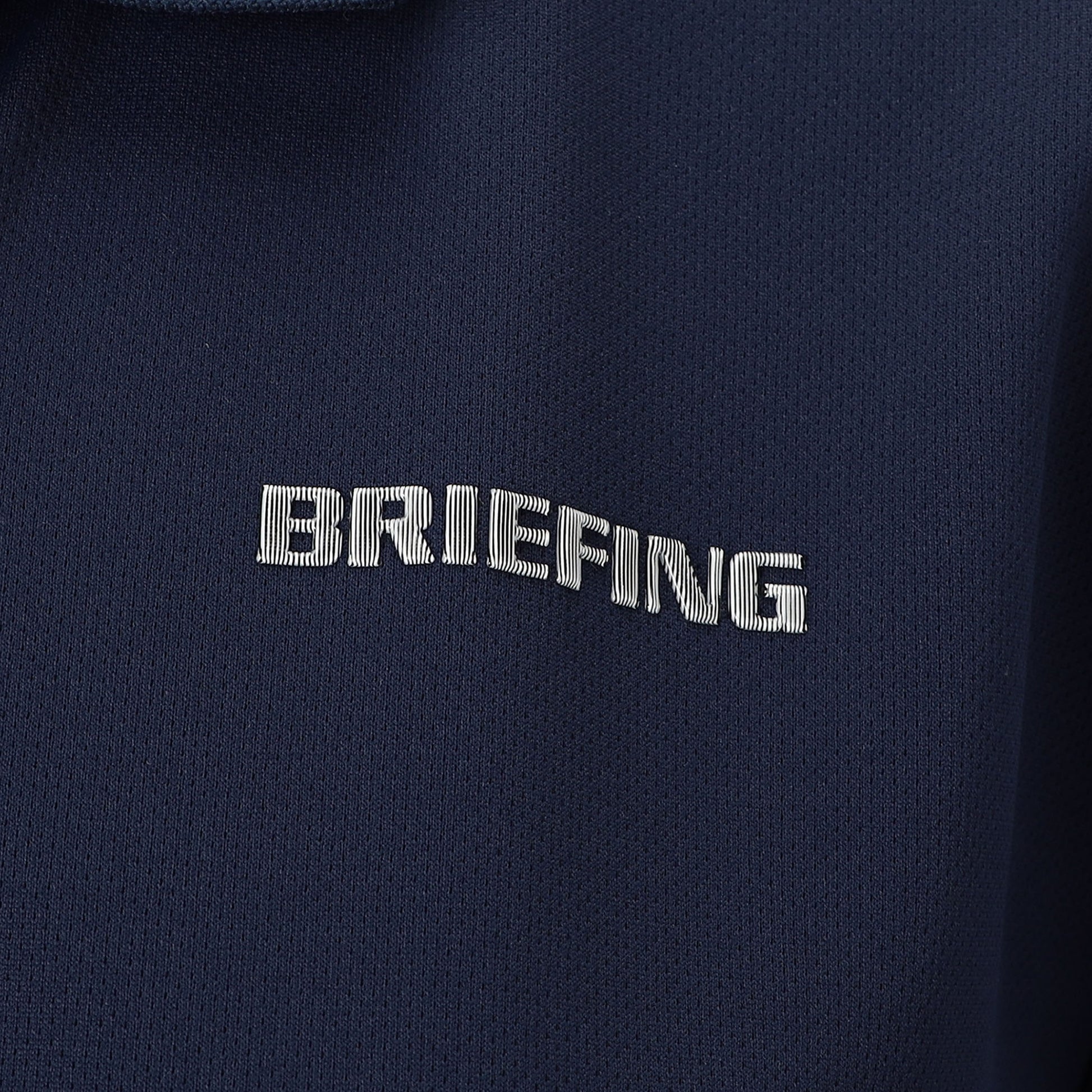 見る角度によって色味や光沢感が変わる立体的なBRIEFINGロゴを胸元に配置。
