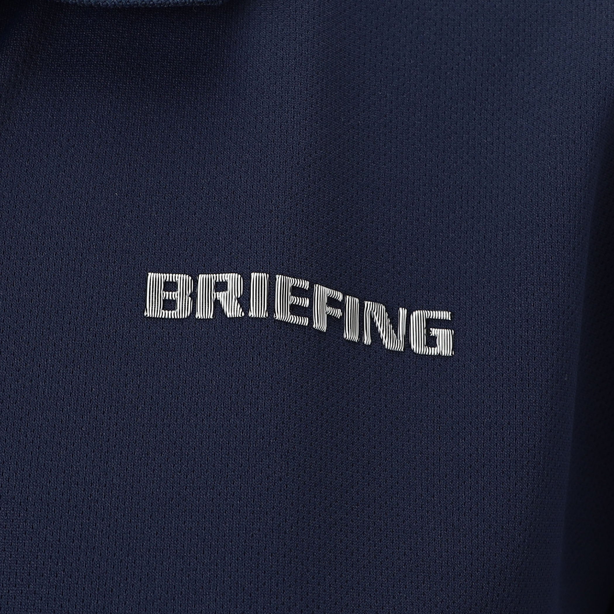 見る角度によって色味や光沢感が変わる立体的なBRIEFINGロゴを胸元に配置。