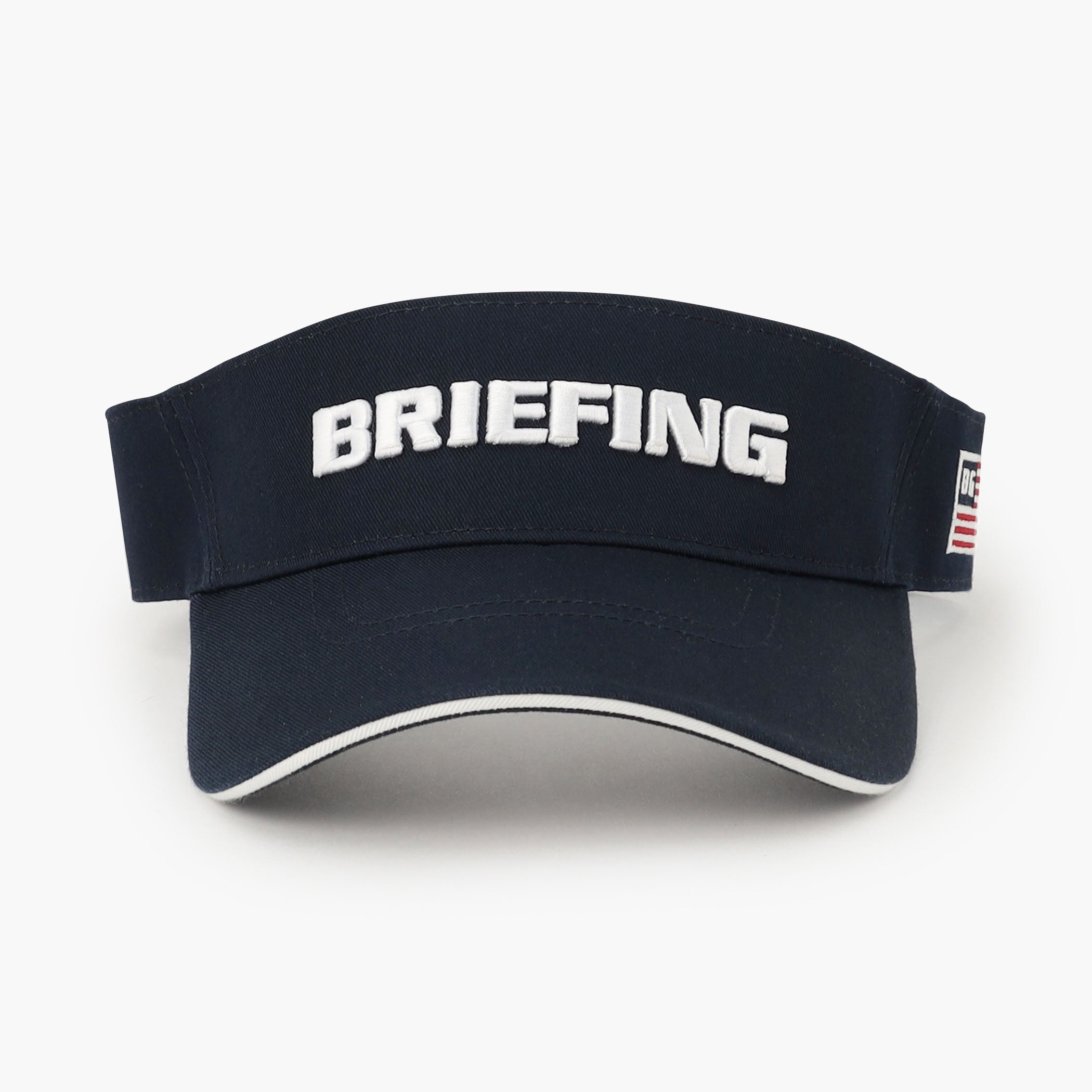 刺繍で表現された立体的なBRIEFINGロゴをフロントに配置。