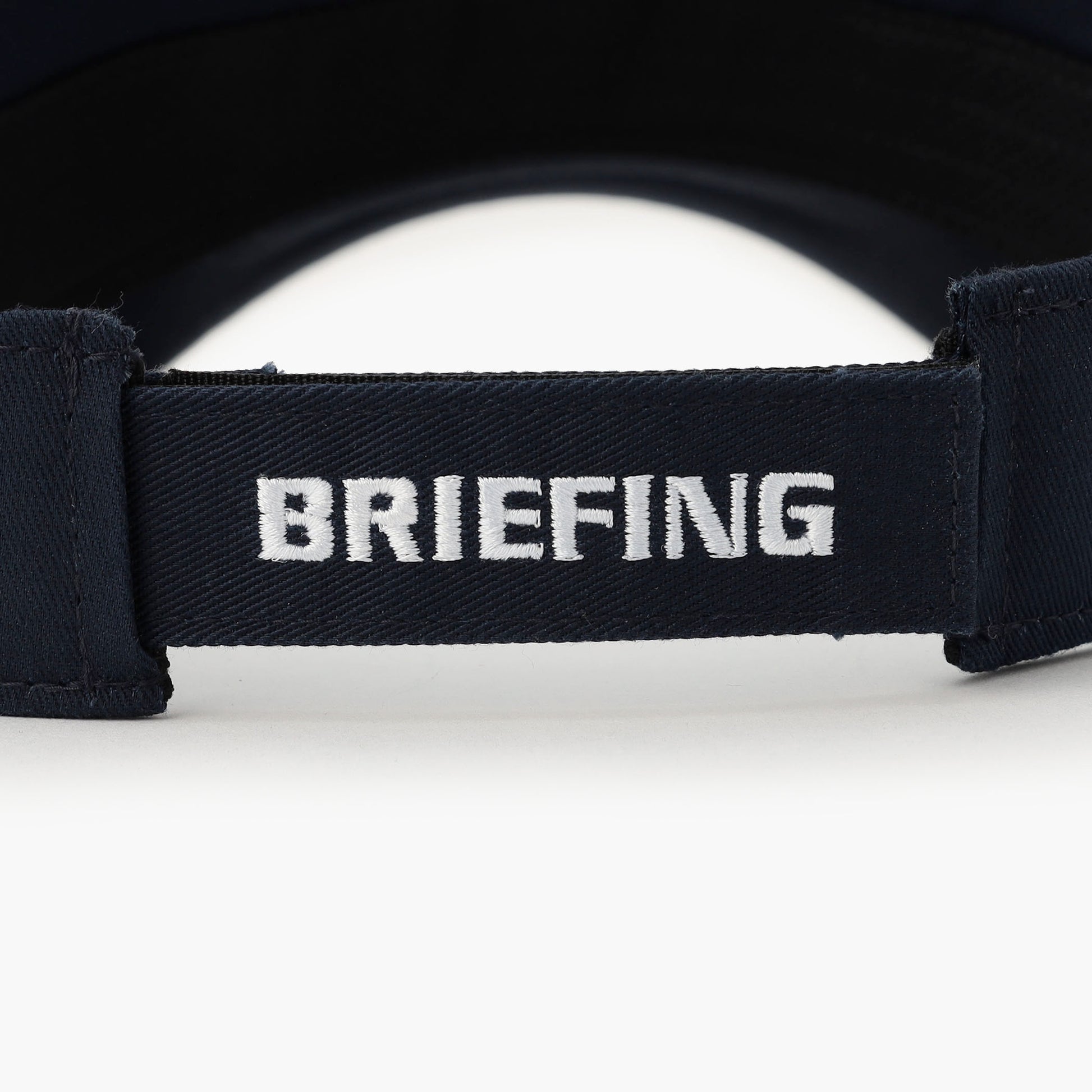 サイドには星条旗モチーフ、アジャスター部分にはBRIEFINGロゴの刺繍をあしらい、さりげないアクセントに。