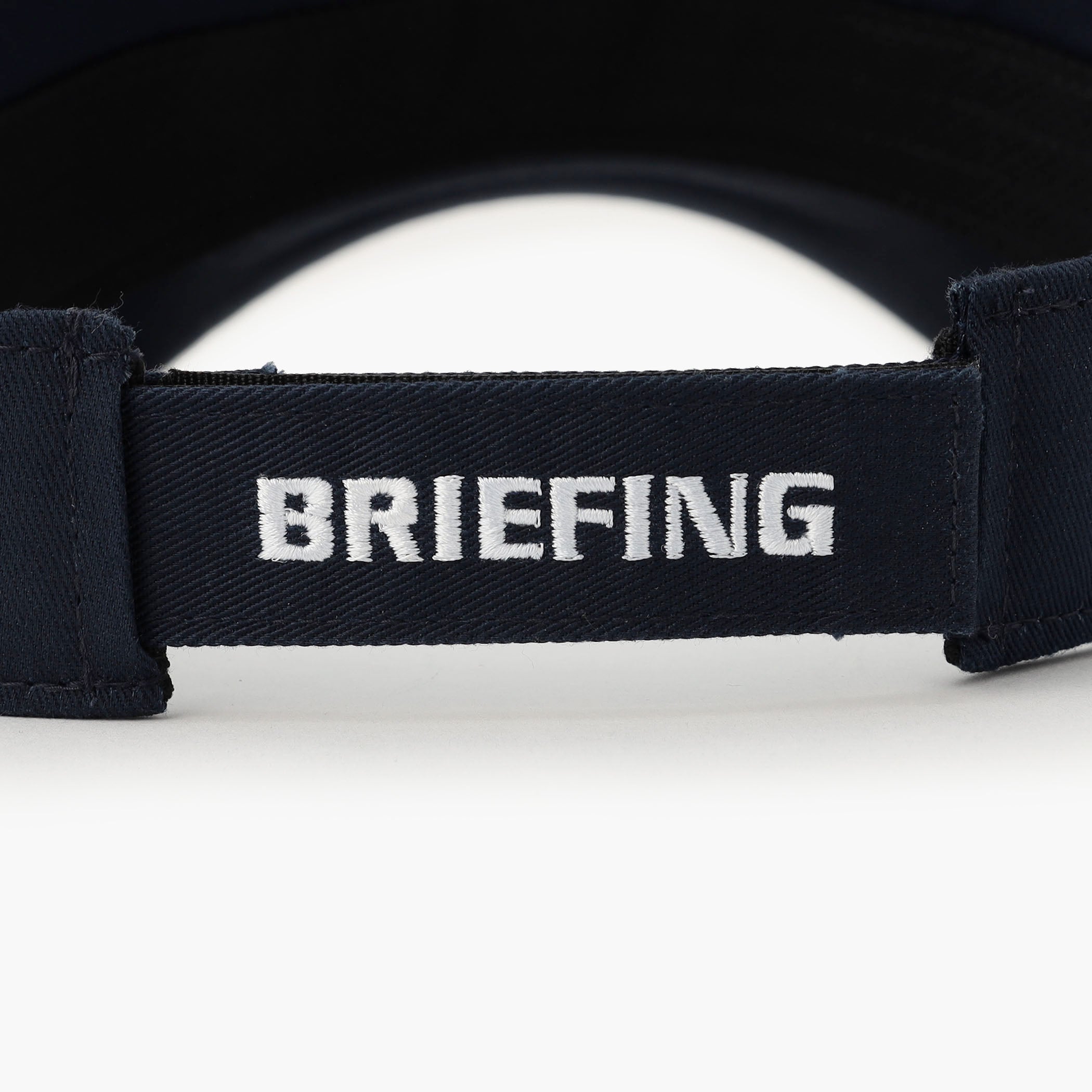 サイドには星条旗モチーフ、アジャスター部分にはBRIEFINGロゴの刺繍をあしらい、さりげないアクセントに。