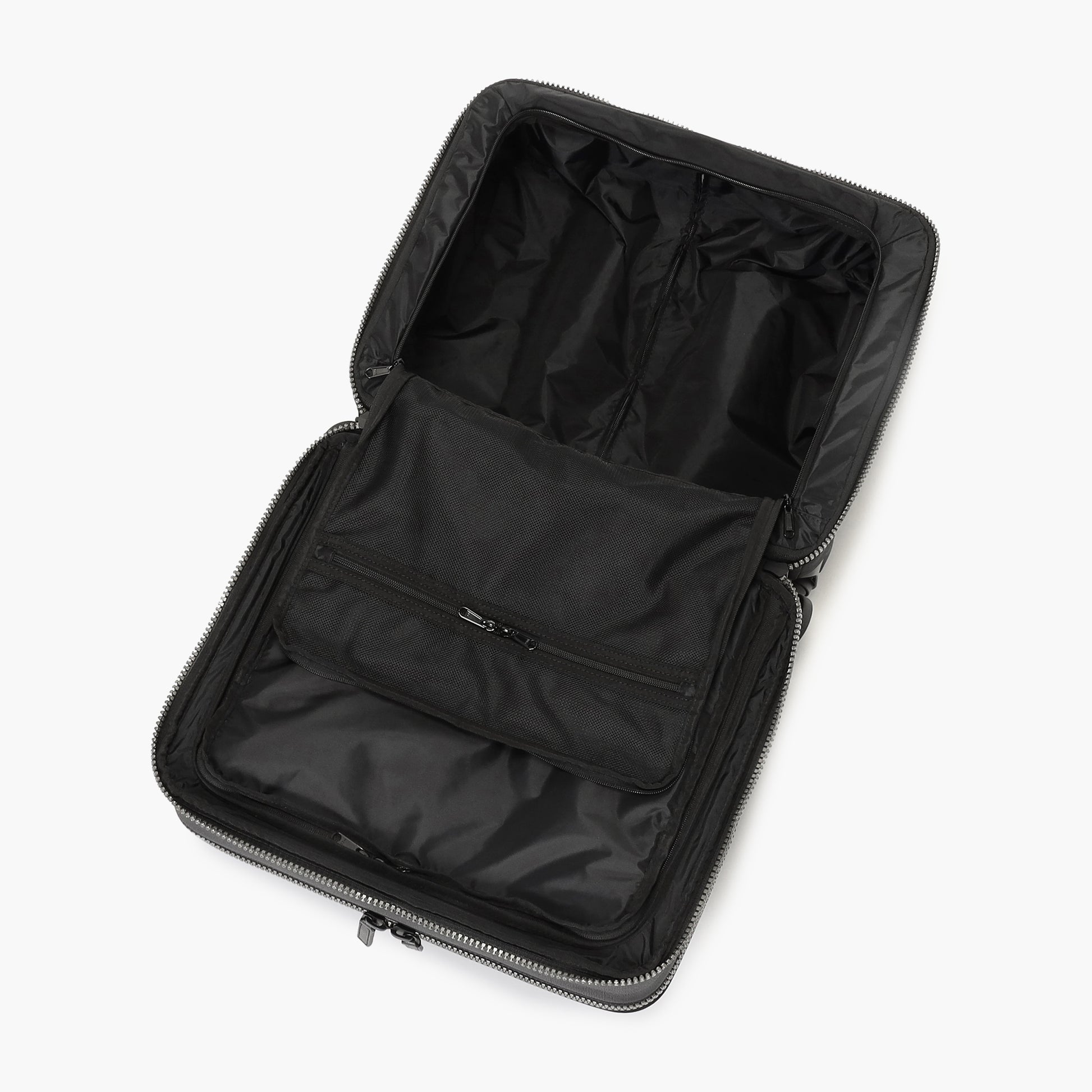 メイン収納部内にはファスナータイプの仕切りを搭載し、2層に部屋が分かれています。