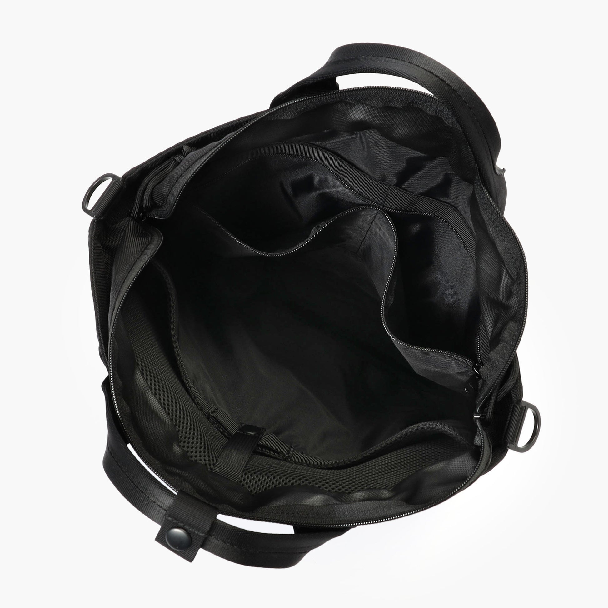 内装にも仕分けに便利なポケットを完備。