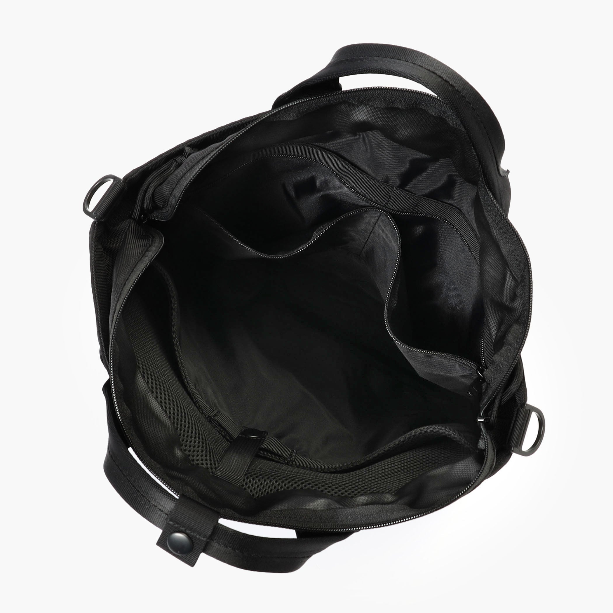 内装にも仕分けに便利なポケットを完備。