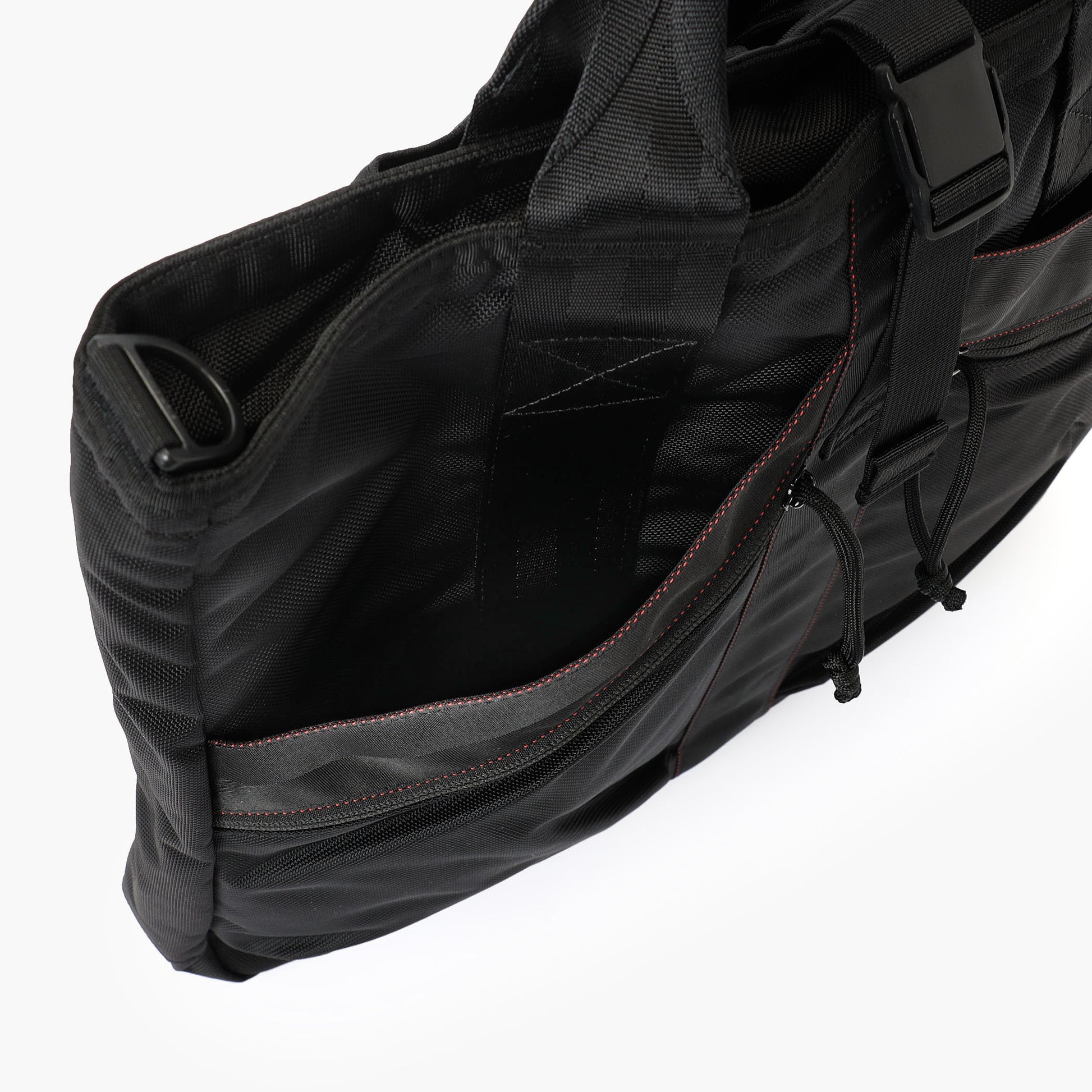 オープンポケットには、ドリンクボトルや折り畳み傘を収納することも可能。