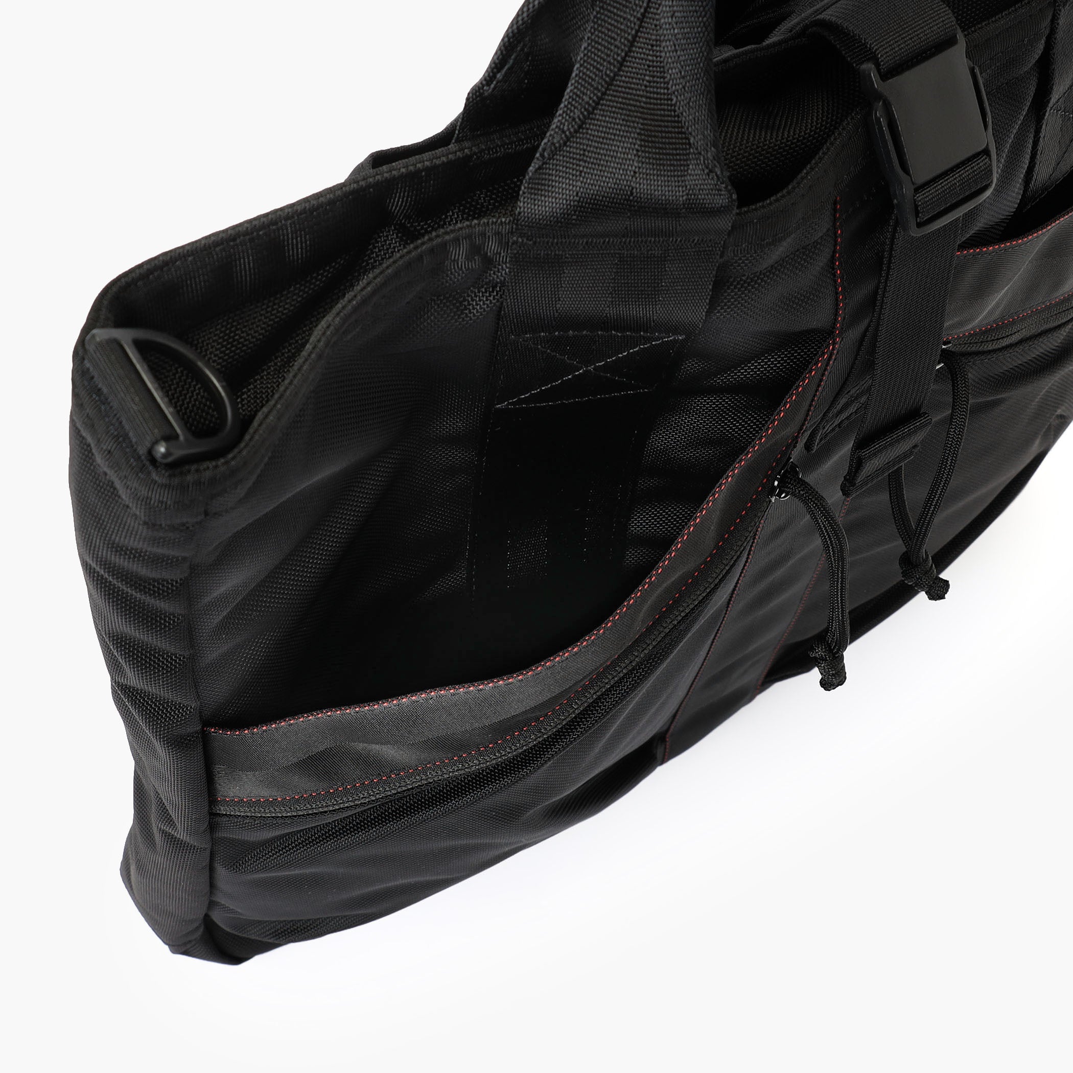 オープンポケットには、ドリンクボトルや折り畳み傘を収納することも可能。