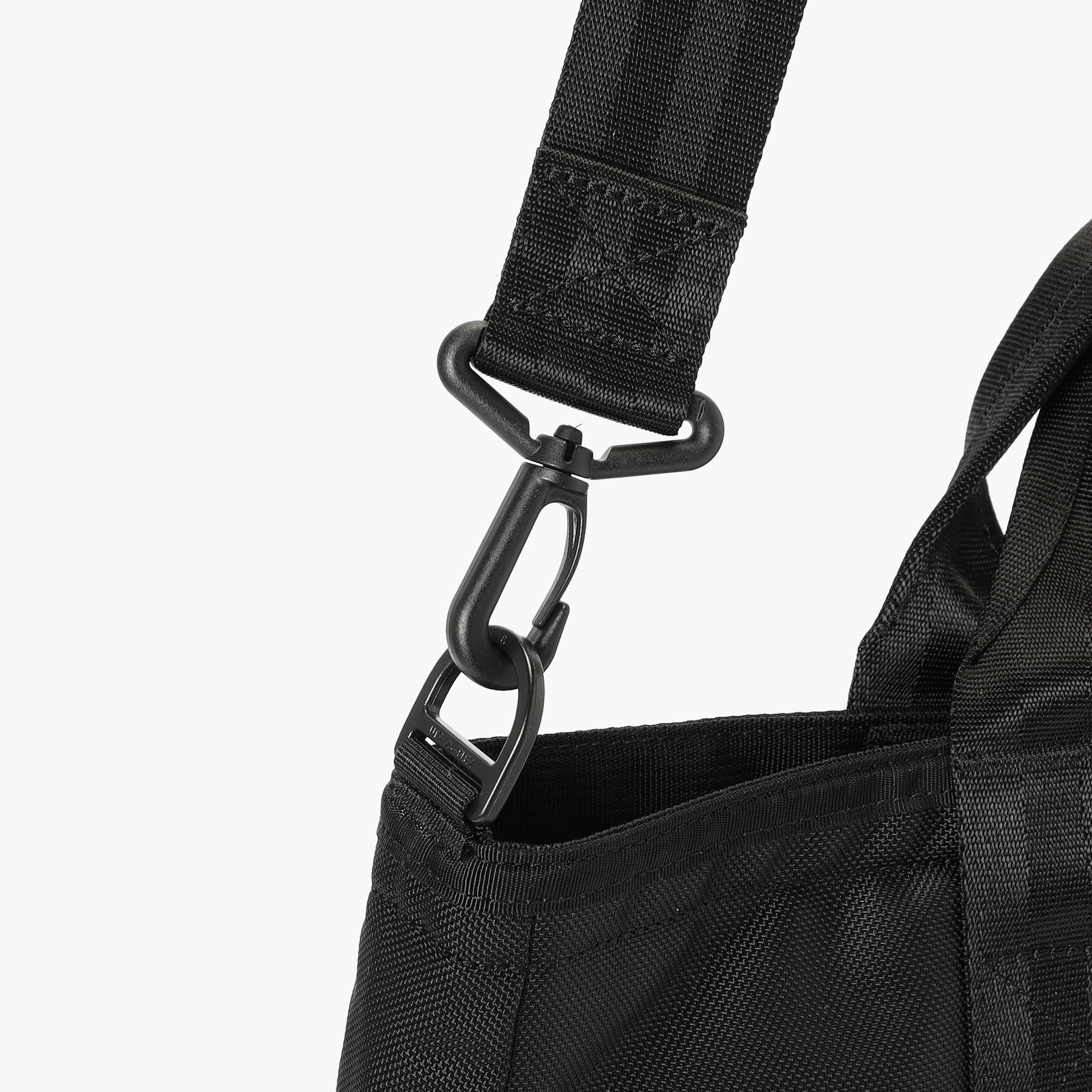 ショルダーストラップは取り外し可能。その日の気分や装いに合わせて、手持ち・斜め掛け・バックパックと3WAYで使い分けていただけます。