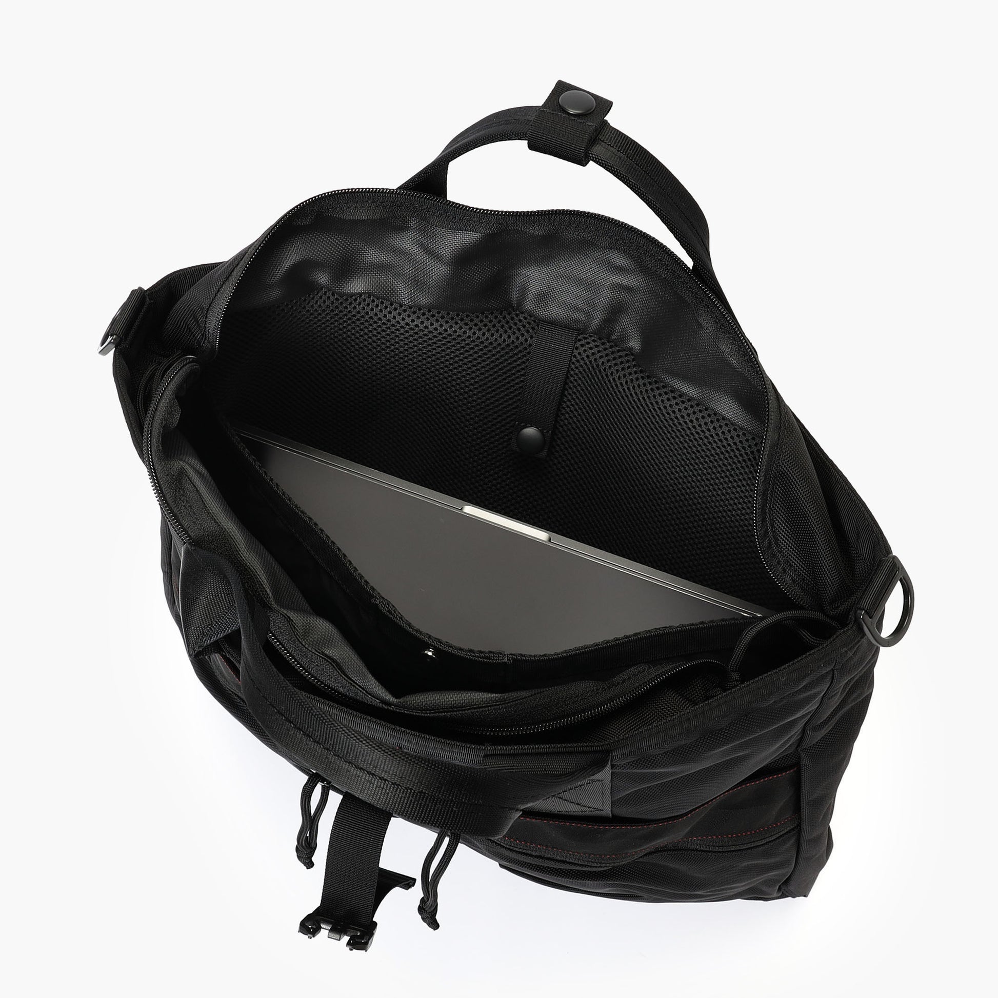 クッション材搭載のPCスリーブには、16インチ程度のPCを収納可能。