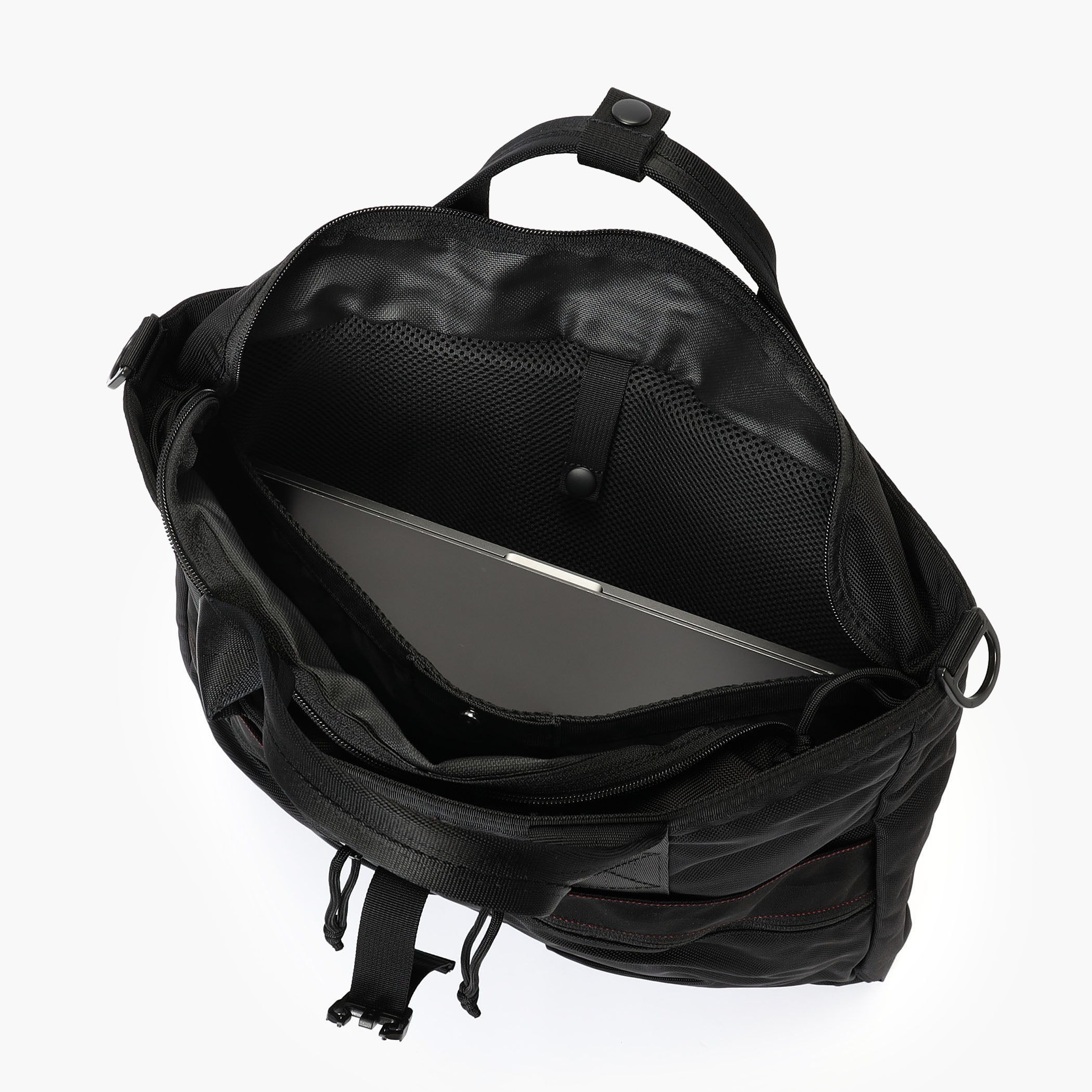 クッション材搭載のPCスリーブには、16インチ程度のPCを収納可能。