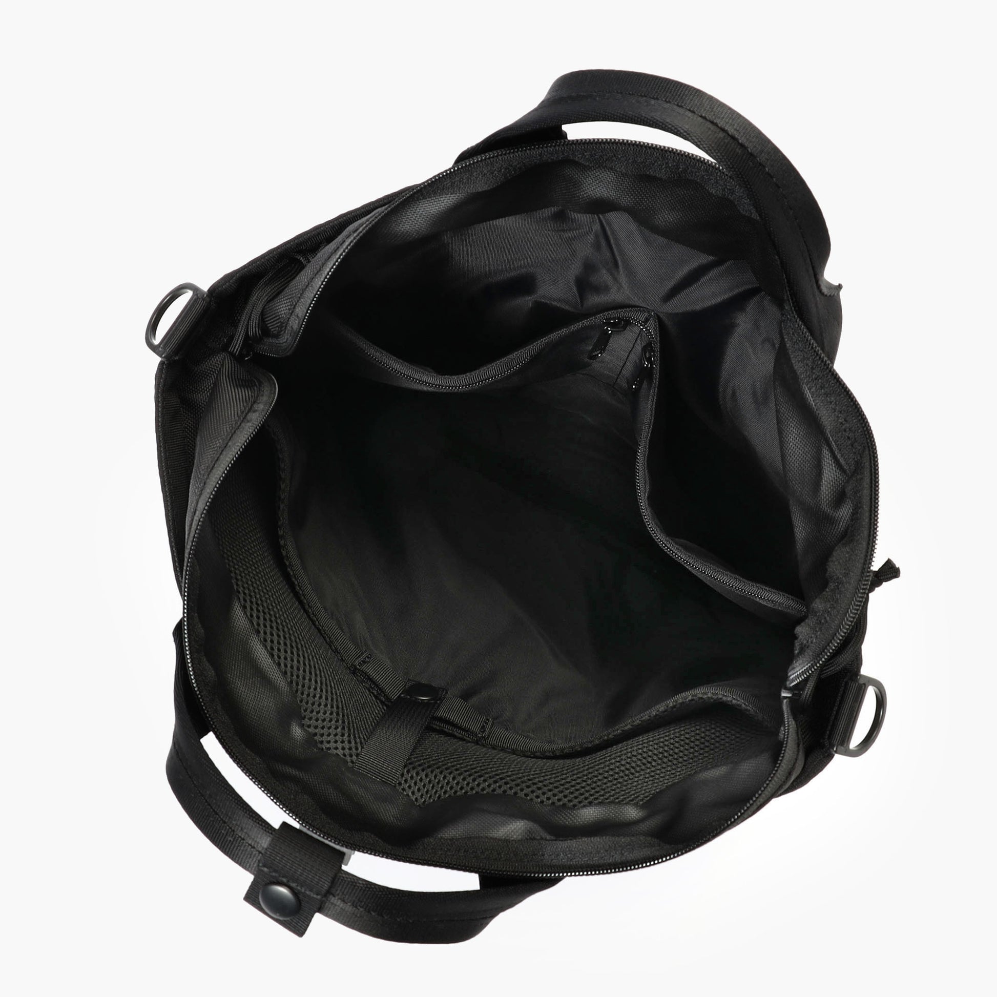 内装にも仕分けに便利なポケットを完備。