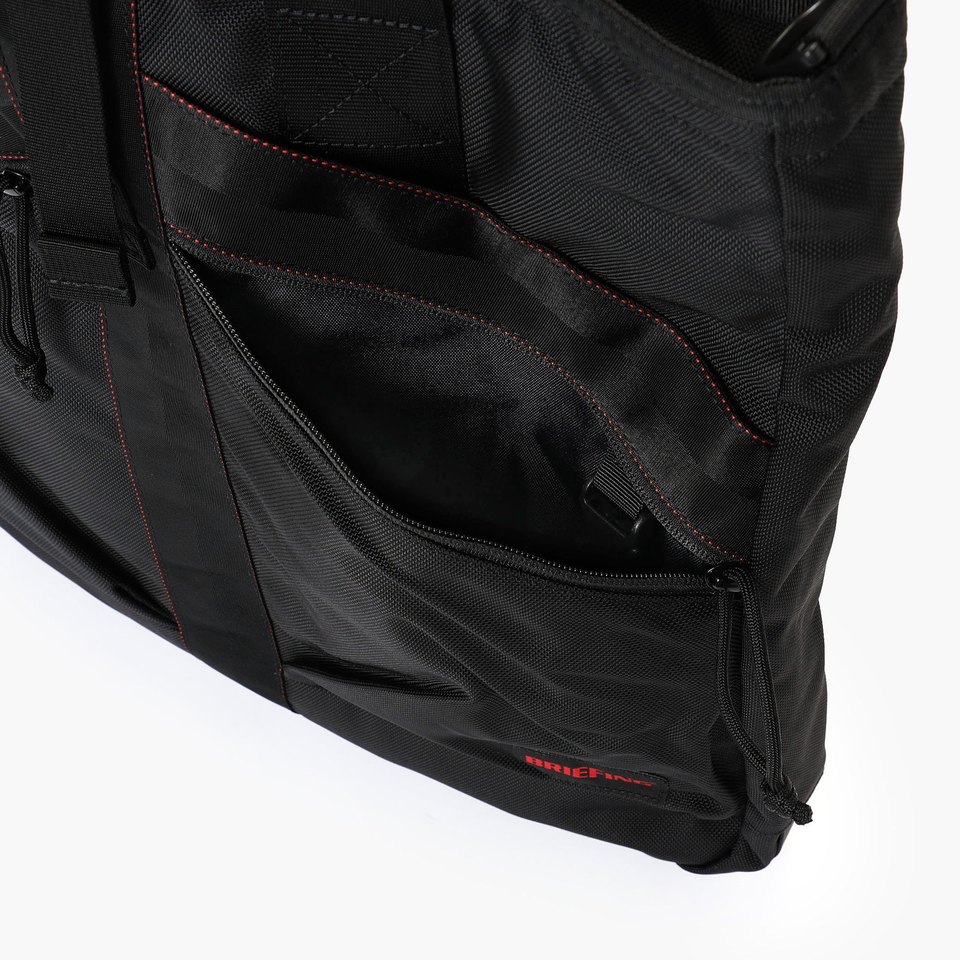 スマホやパスケースなど、頻繁に出し入れするアイテムの収納に便利なポケットをフロントに配置。