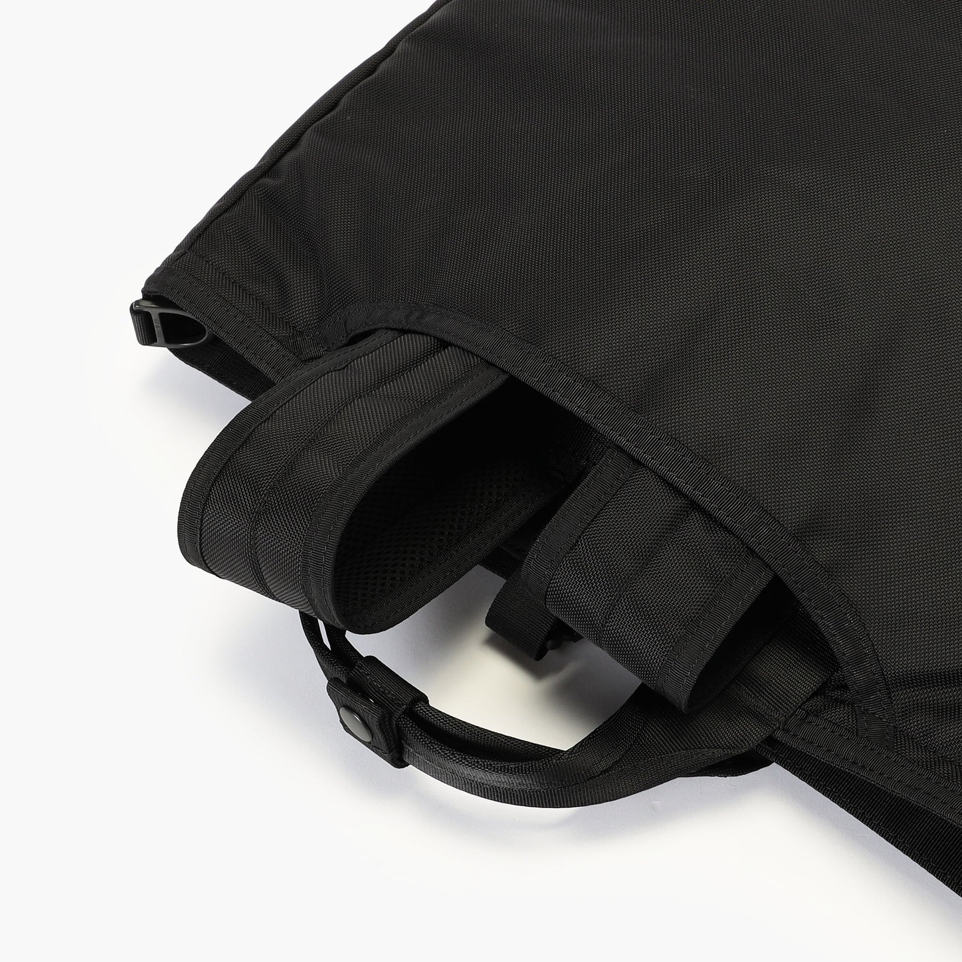 リュックストラップは背面側に収納可能。手持ち・斜め掛けで使用する際もスッキリとした見た目に。